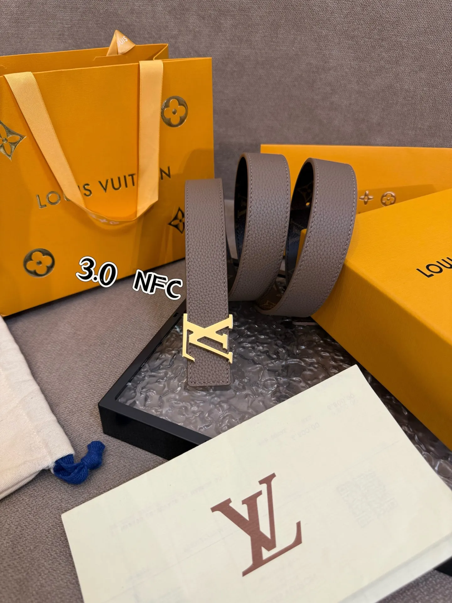 Louis Vuitton グレー 3.0cm LV Initiales ベルト