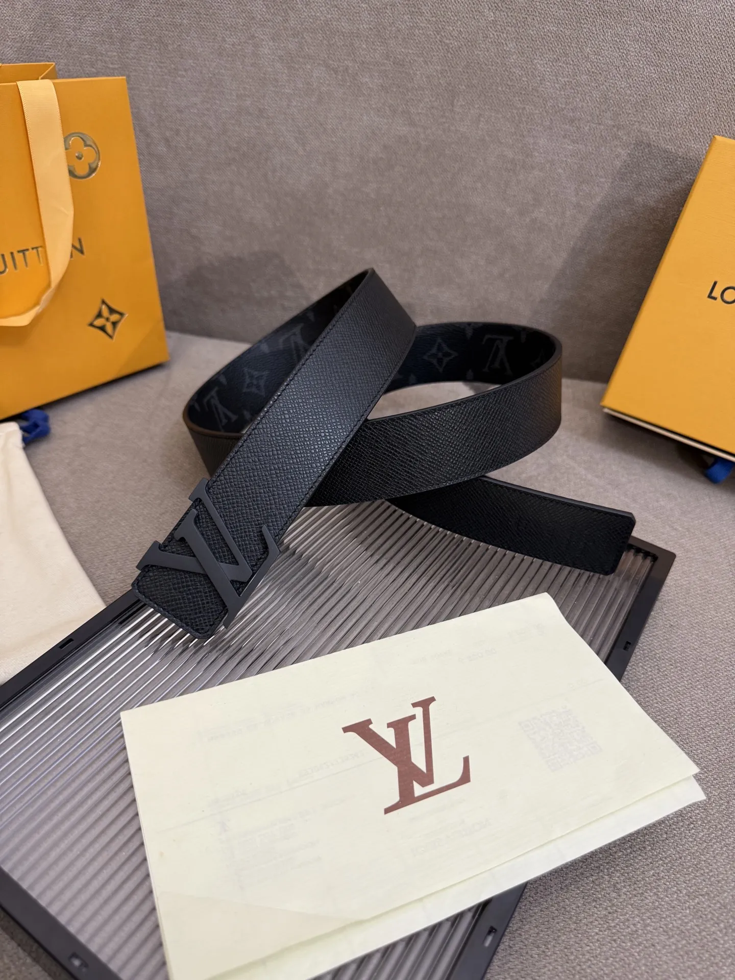 LOUIS VUITTON新作黒革ベルト