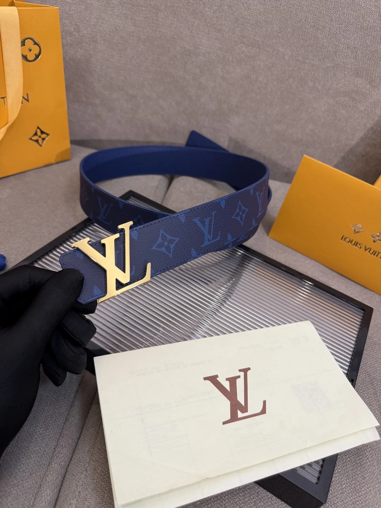 LOUIS VUITTON新作ブルーベルト レザー