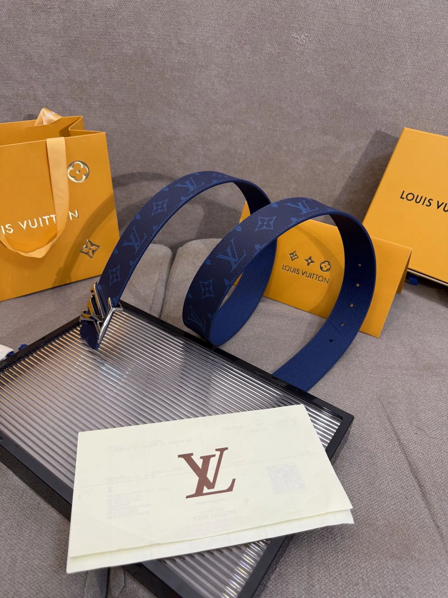 Louis Vuitton 新作ブルーベルトアルファベットバックル - 画像 (4)