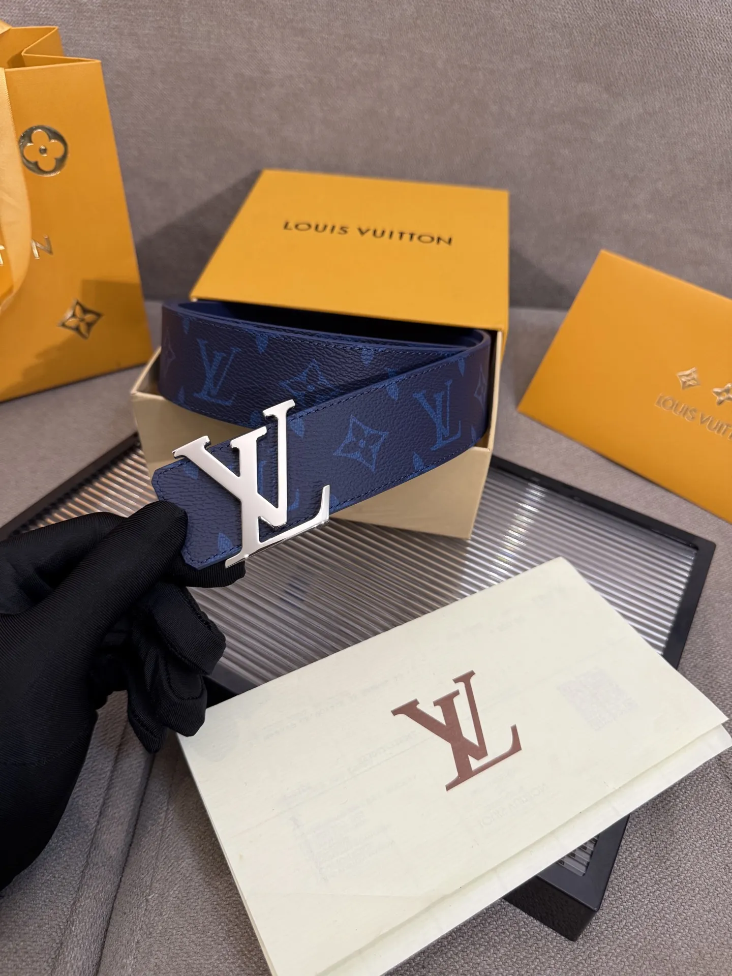 Louis Vuitton 新作ブルーベルトアルファベットバックル - 画像 (6)