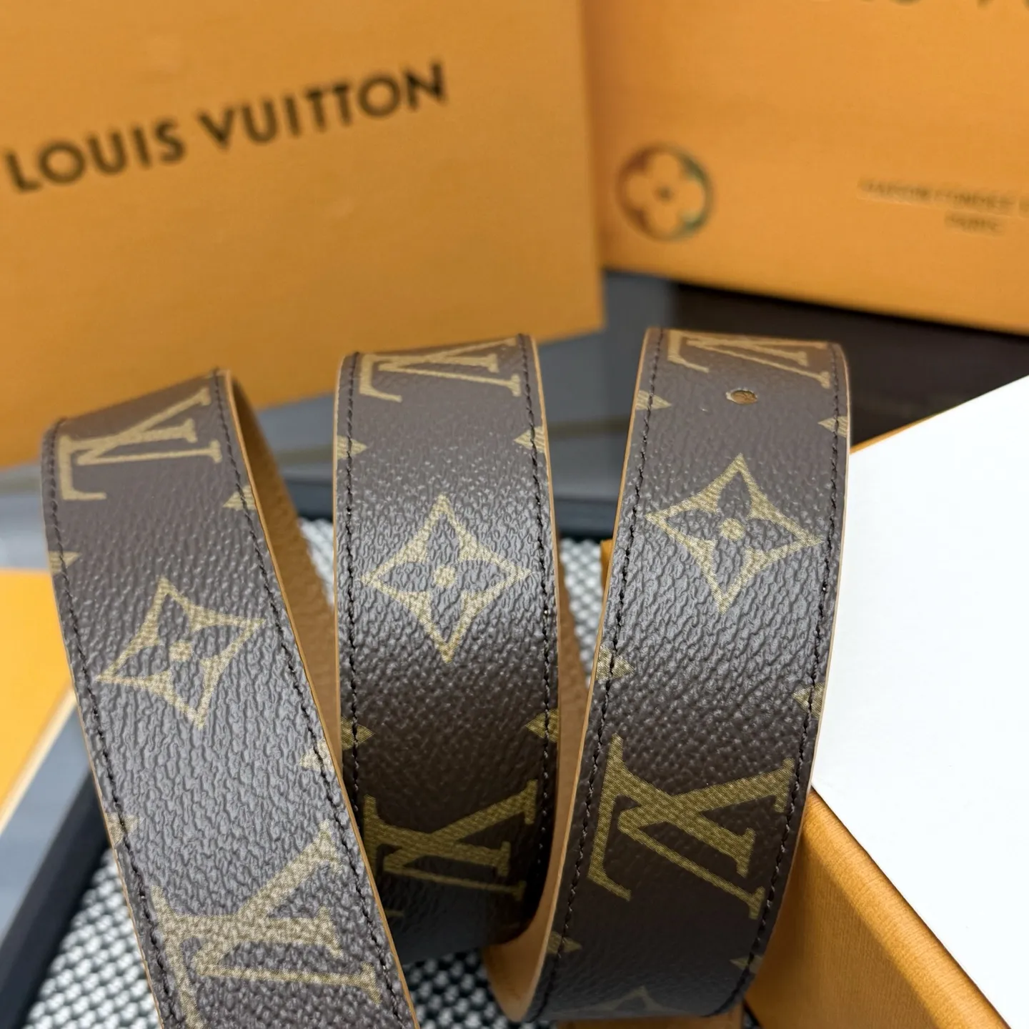 LOUIS VUITTON 新作ブラウンダブルベルト - 画像 (3)