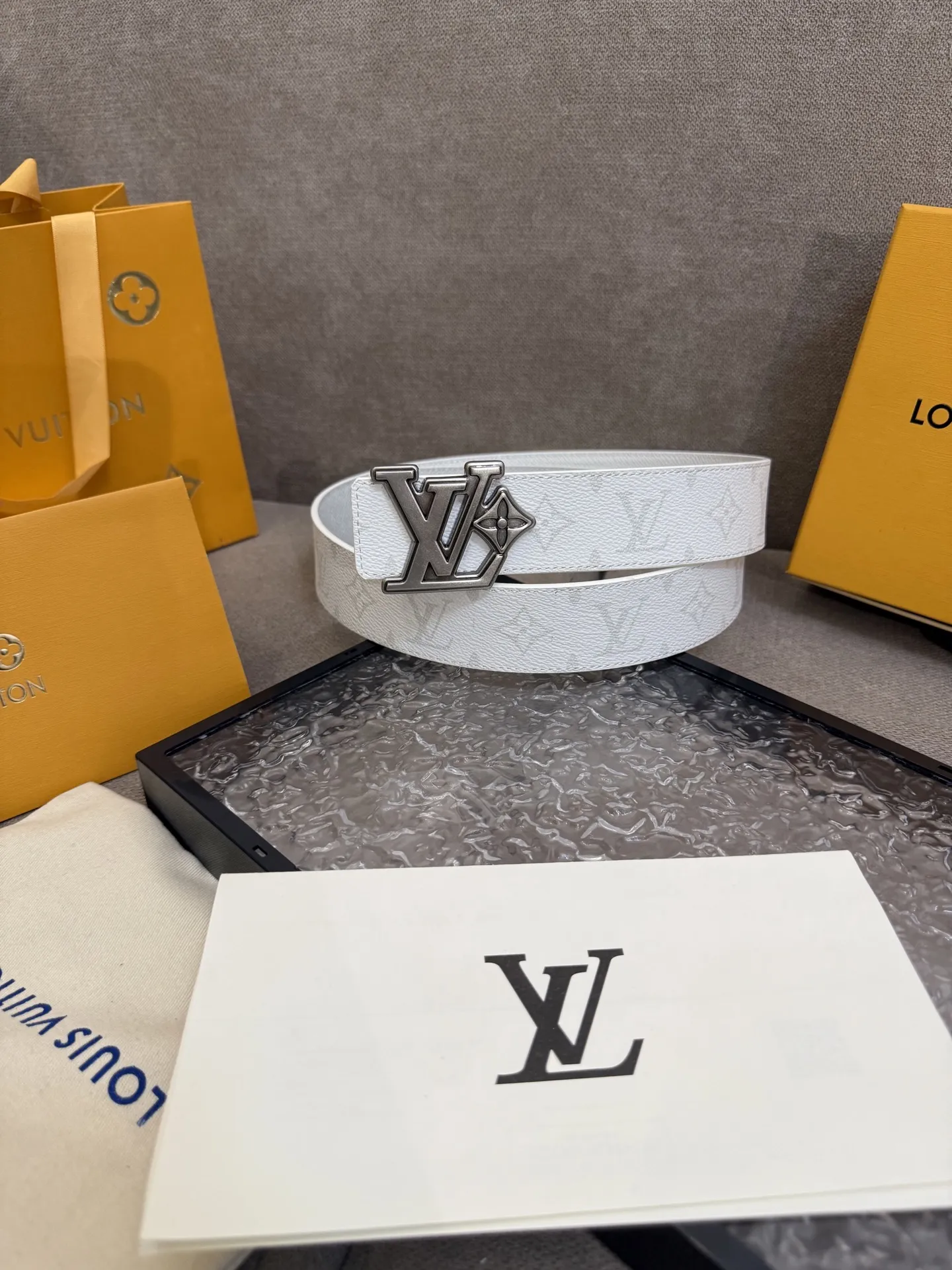 LOUIS VUITTON 新作文字バックル付きの新しい白いキャンバスベルト