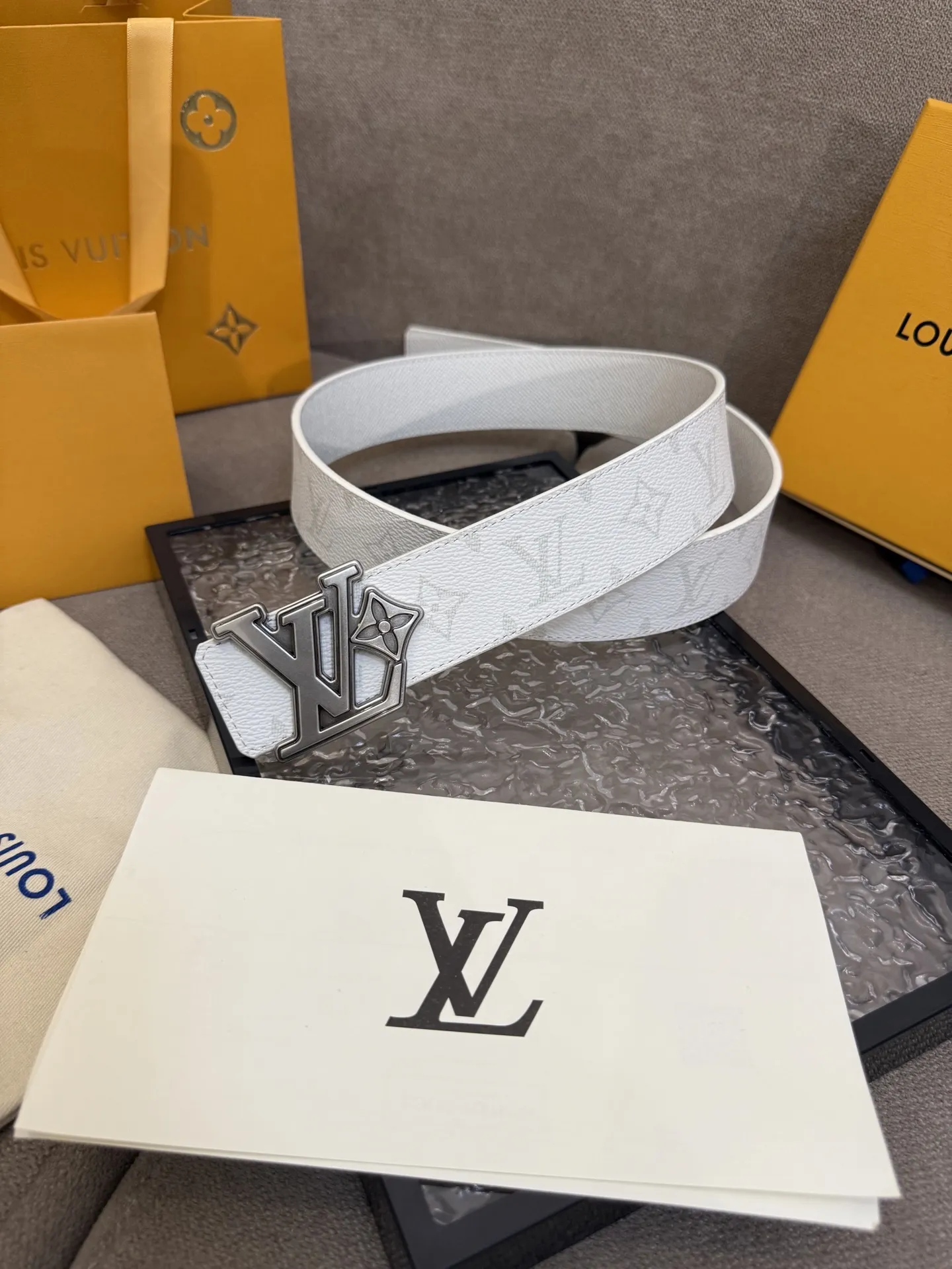 LOUIS VUITTON 新作文字バックル付きの新しい白いキャンバスベルト - 画像 (3)