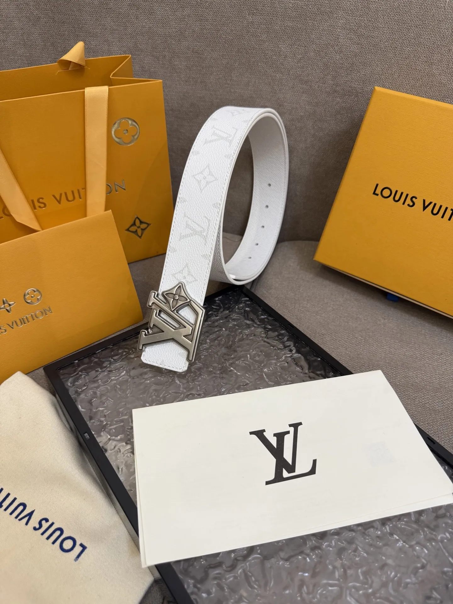 LOUIS VUITTON 新作文字バックル付きの新しい白いキャンバスベルト - 画像 (4)