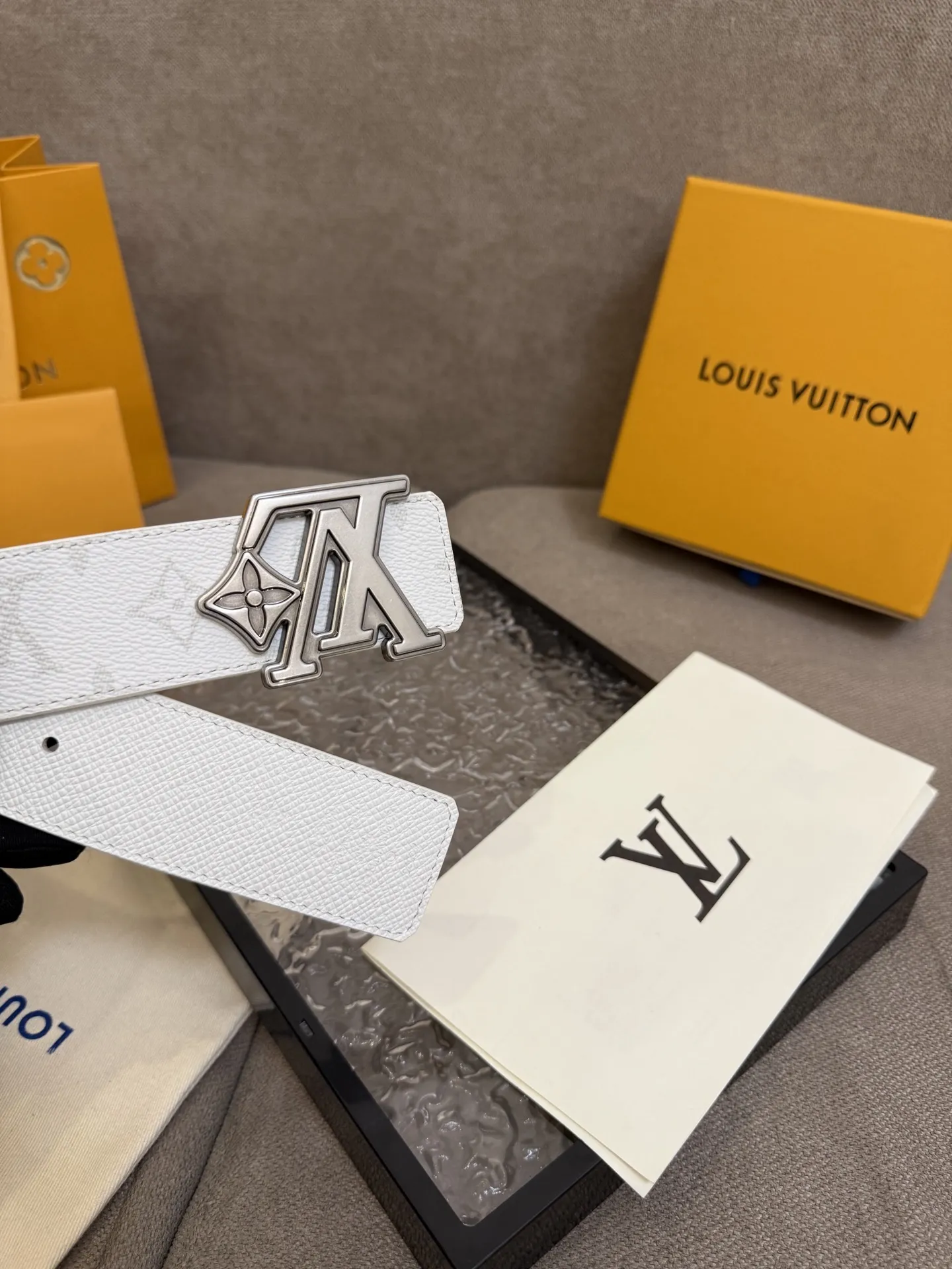 LOUIS VUITTON 新作文字バックル付きの新しい白いキャンバスベルト - 画像 (5)