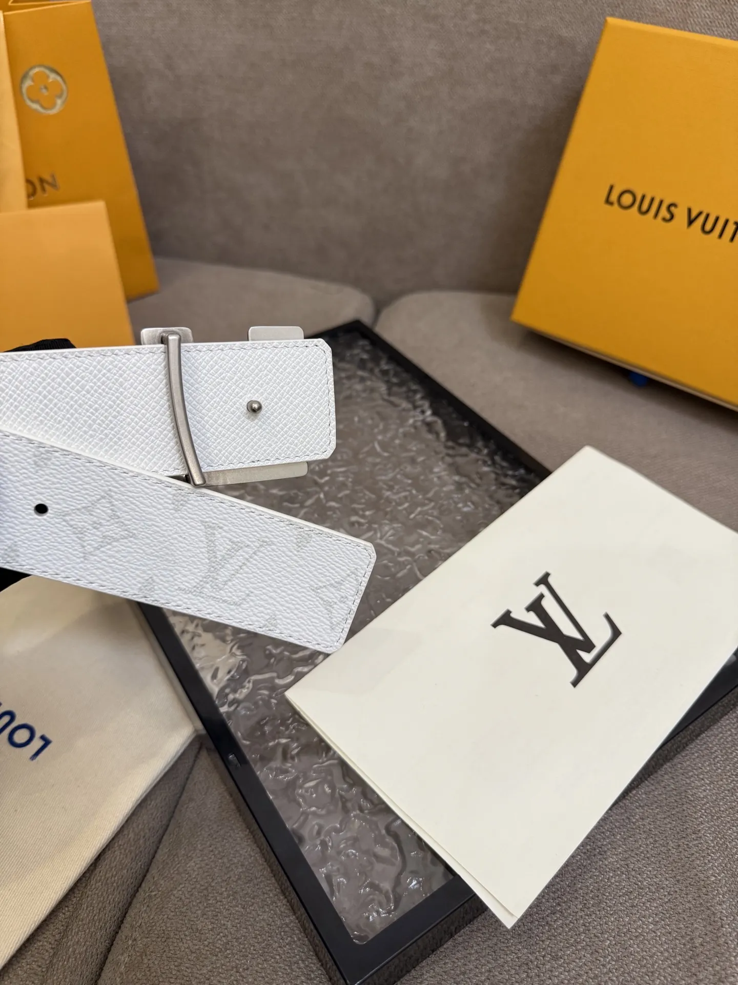 LOUIS VUITTON 新作文字バックル付きの新しい白いキャンバスベルト - 画像 (6)