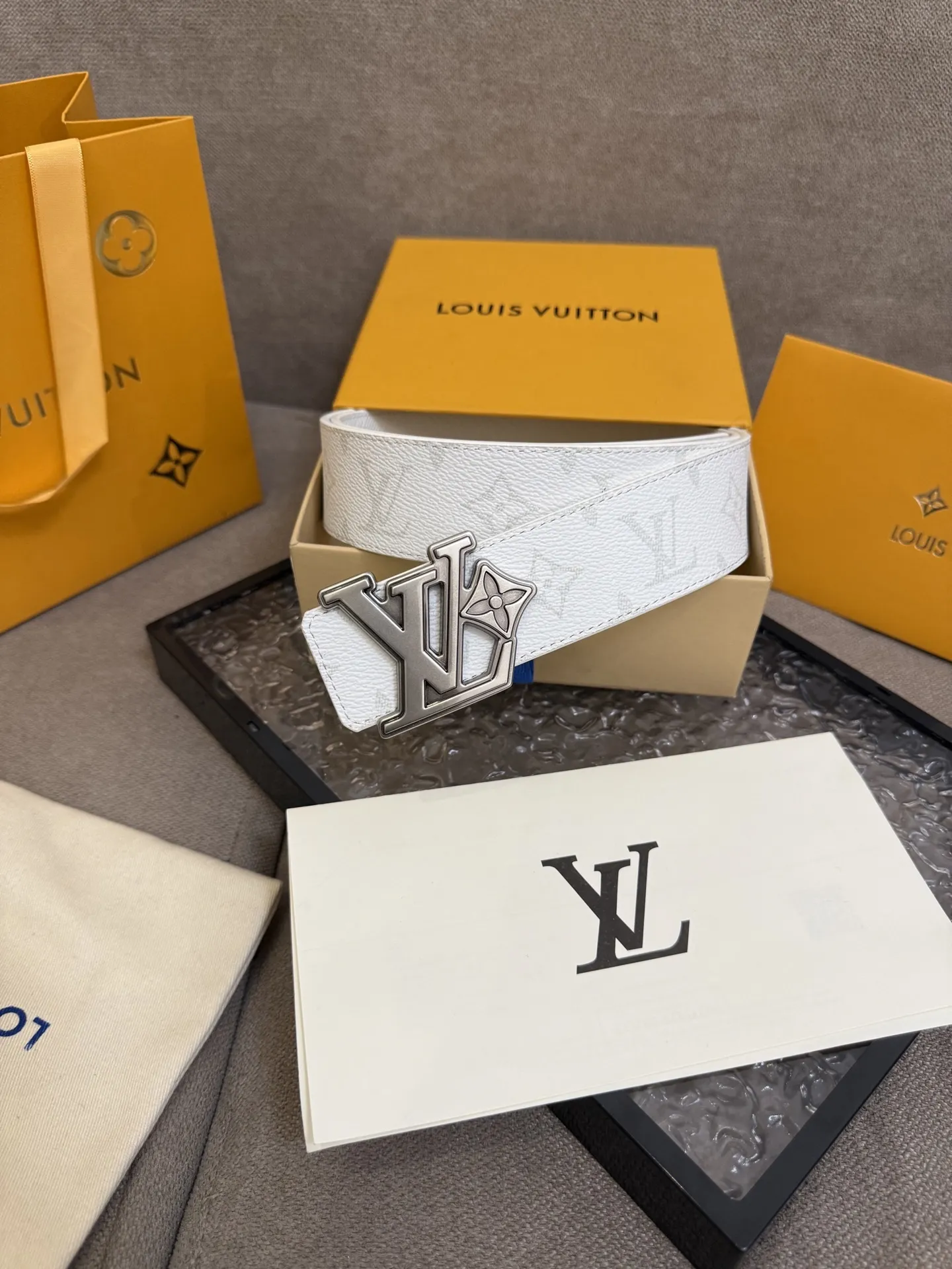 LOUIS VUITTON 新作文字バックル付きの新しい白いキャンバスベルト - 画像 (7)