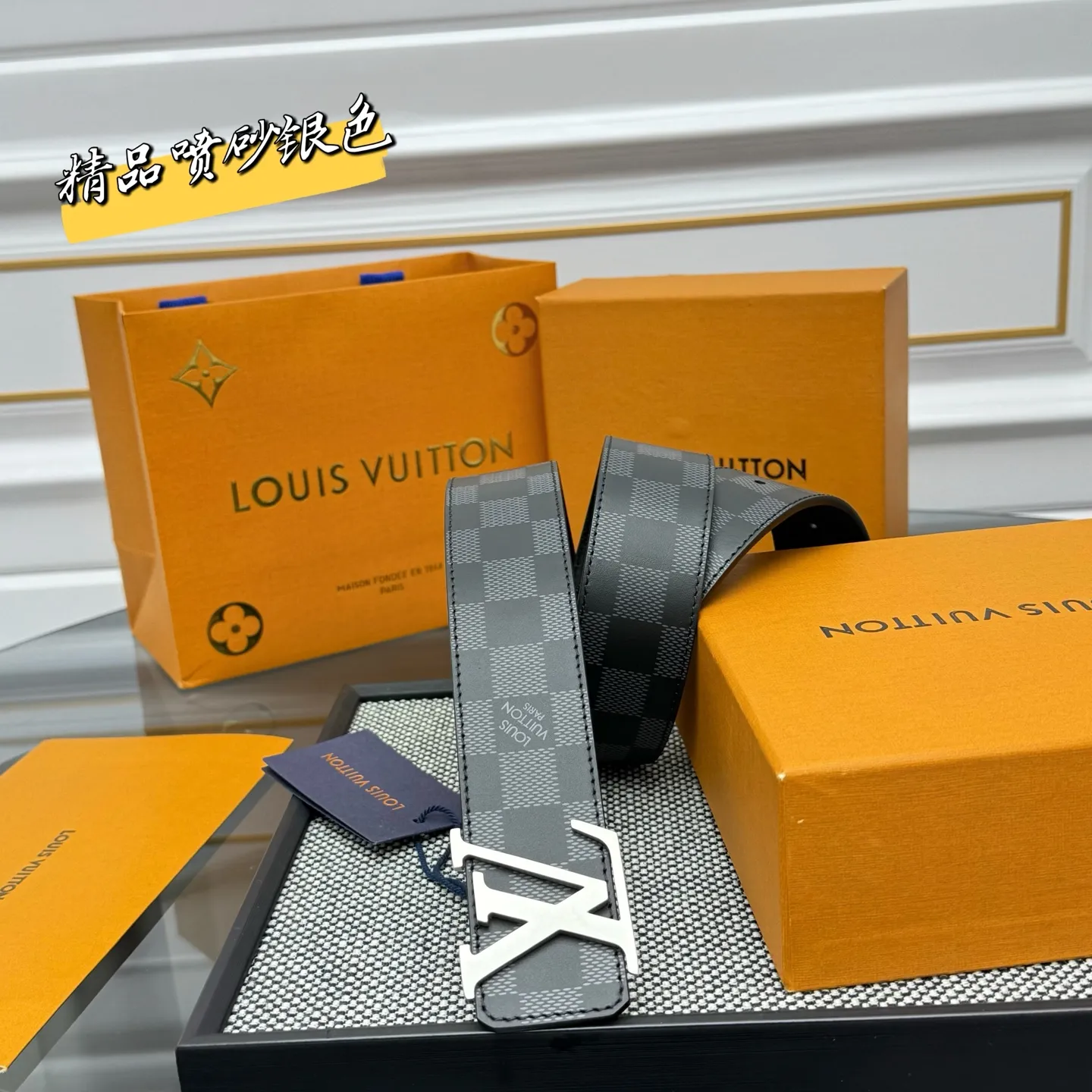 LOUIS VUITTON 新作グレーベルトチェック柄