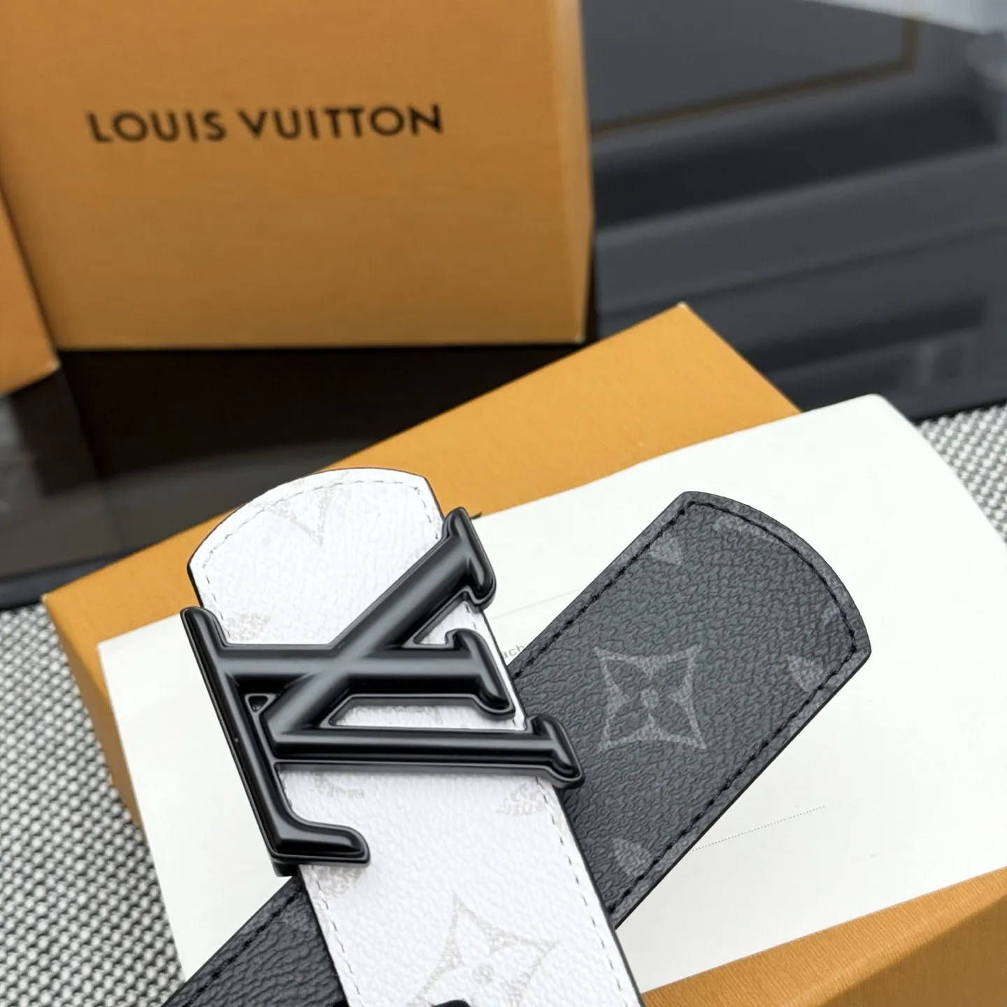 LOUIS VUITTON 新作白Monogramリバーシブルベルト - 画像 (7)