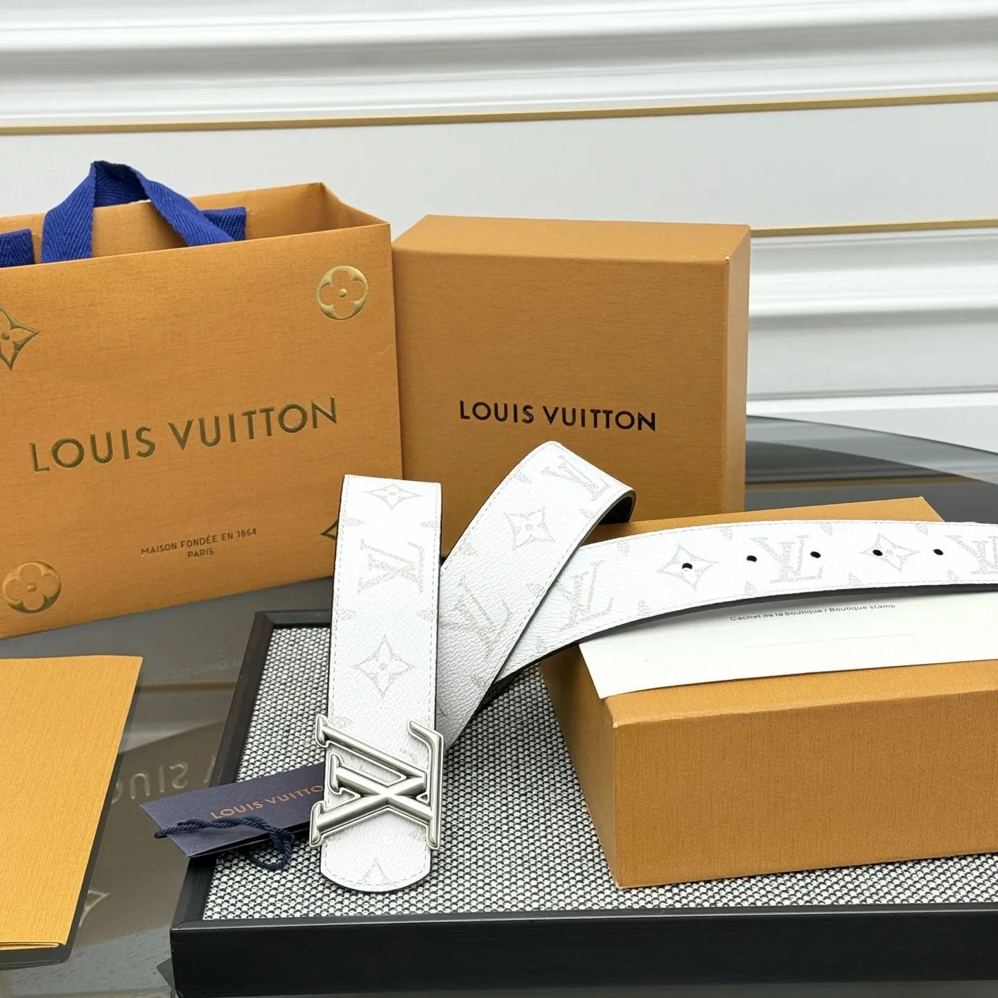 LOUIS VUITTON 新作白Monogramダブルフェイスベルト - 画像 (3)