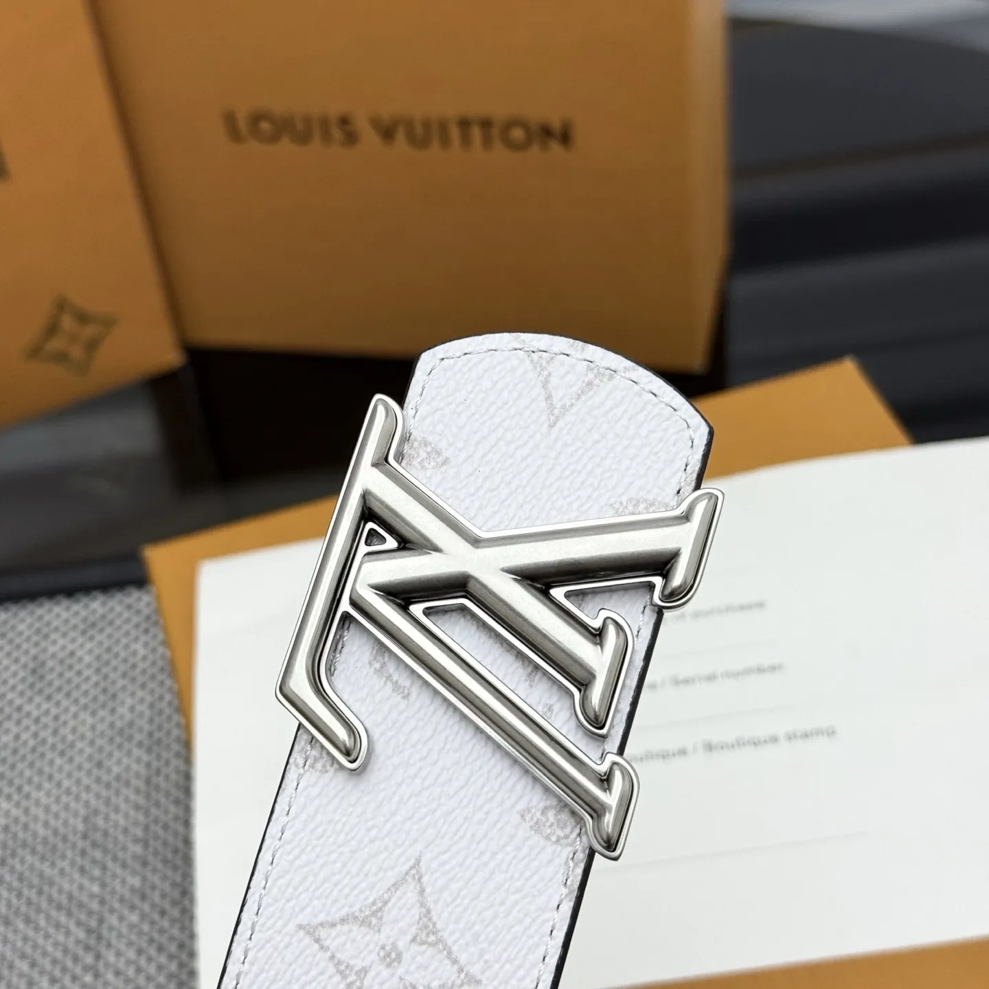 LOUIS VUITTON 新作白Monogramダブルフェイスベルト - 画像 (9)