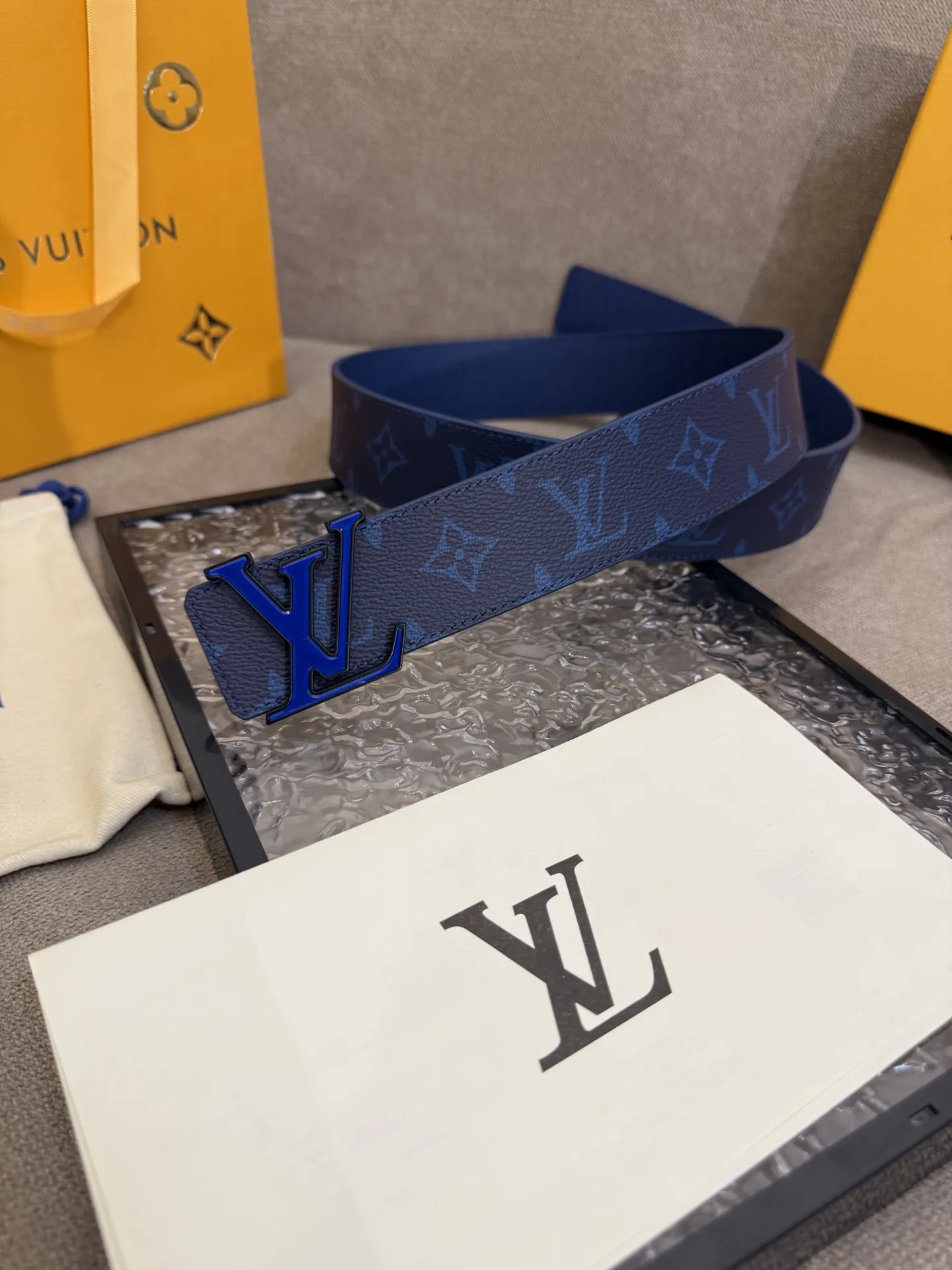 LOUIS VUITTON 新作ブルーベルトレザー付き - 画像 (3)