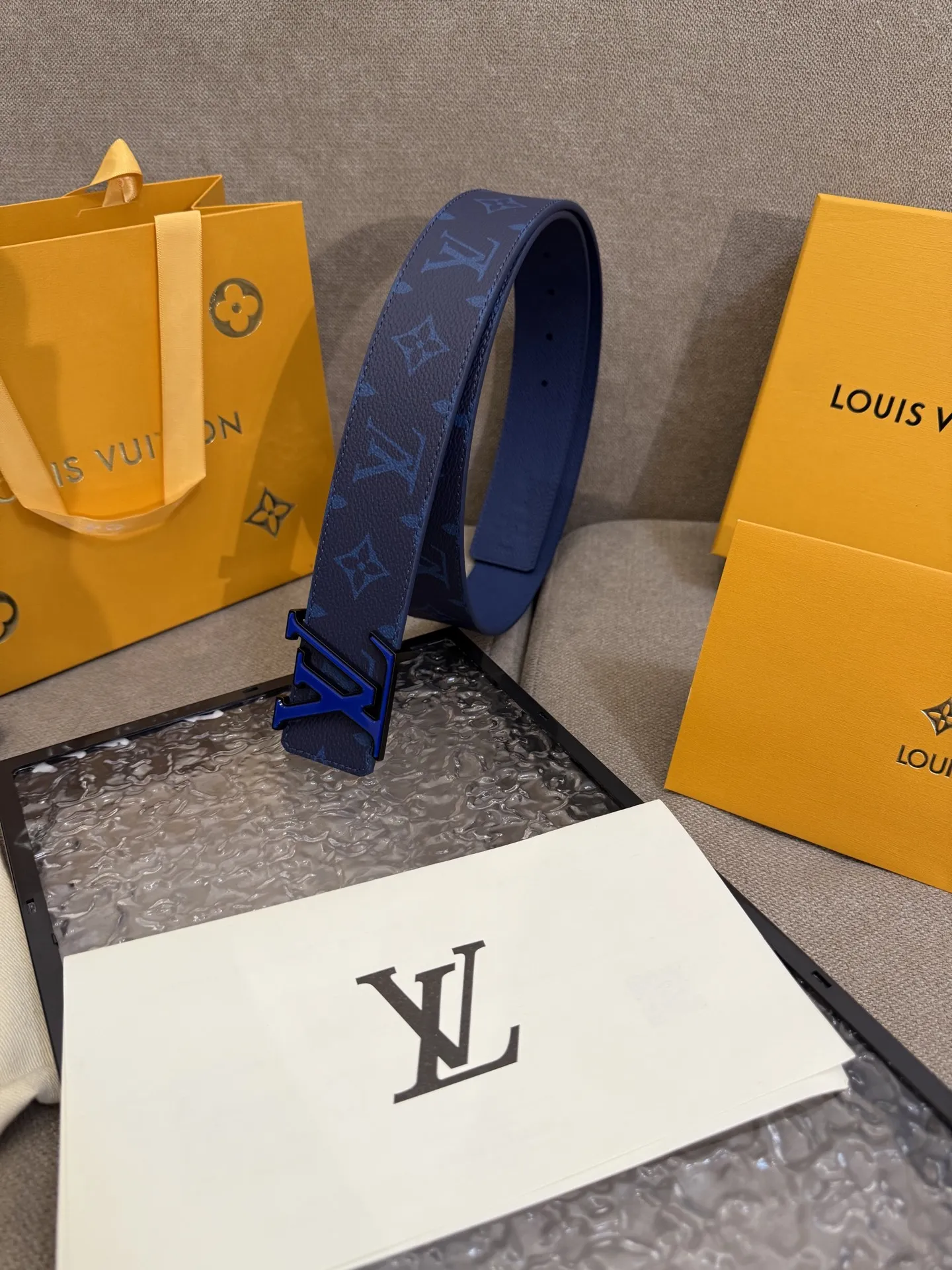 LOUIS VUITTON 新作ブルーベルトレザー付き - 画像 (4)