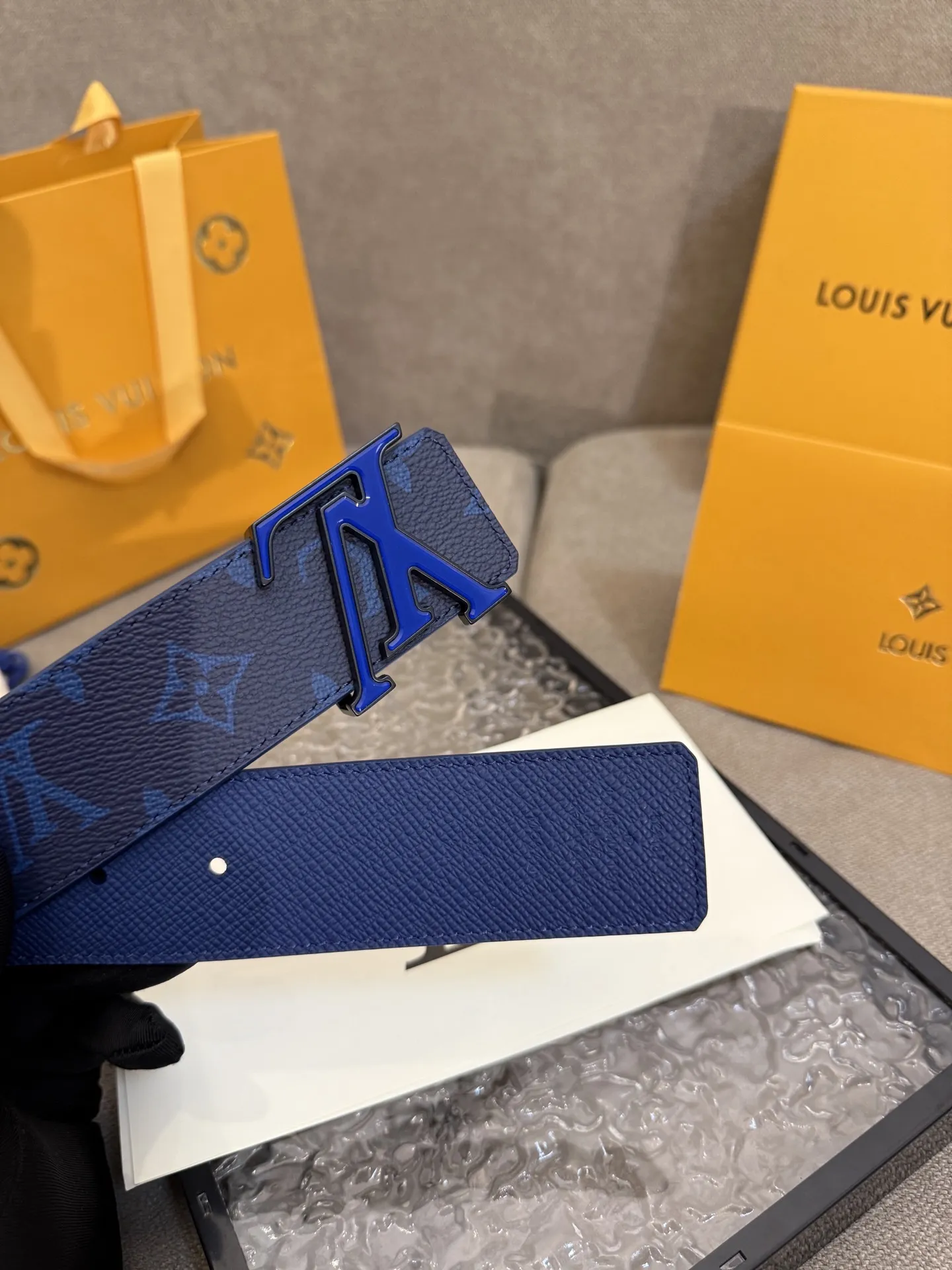 LOUIS VUITTON 新作ブルーベルトレザー付き - 画像 (5)