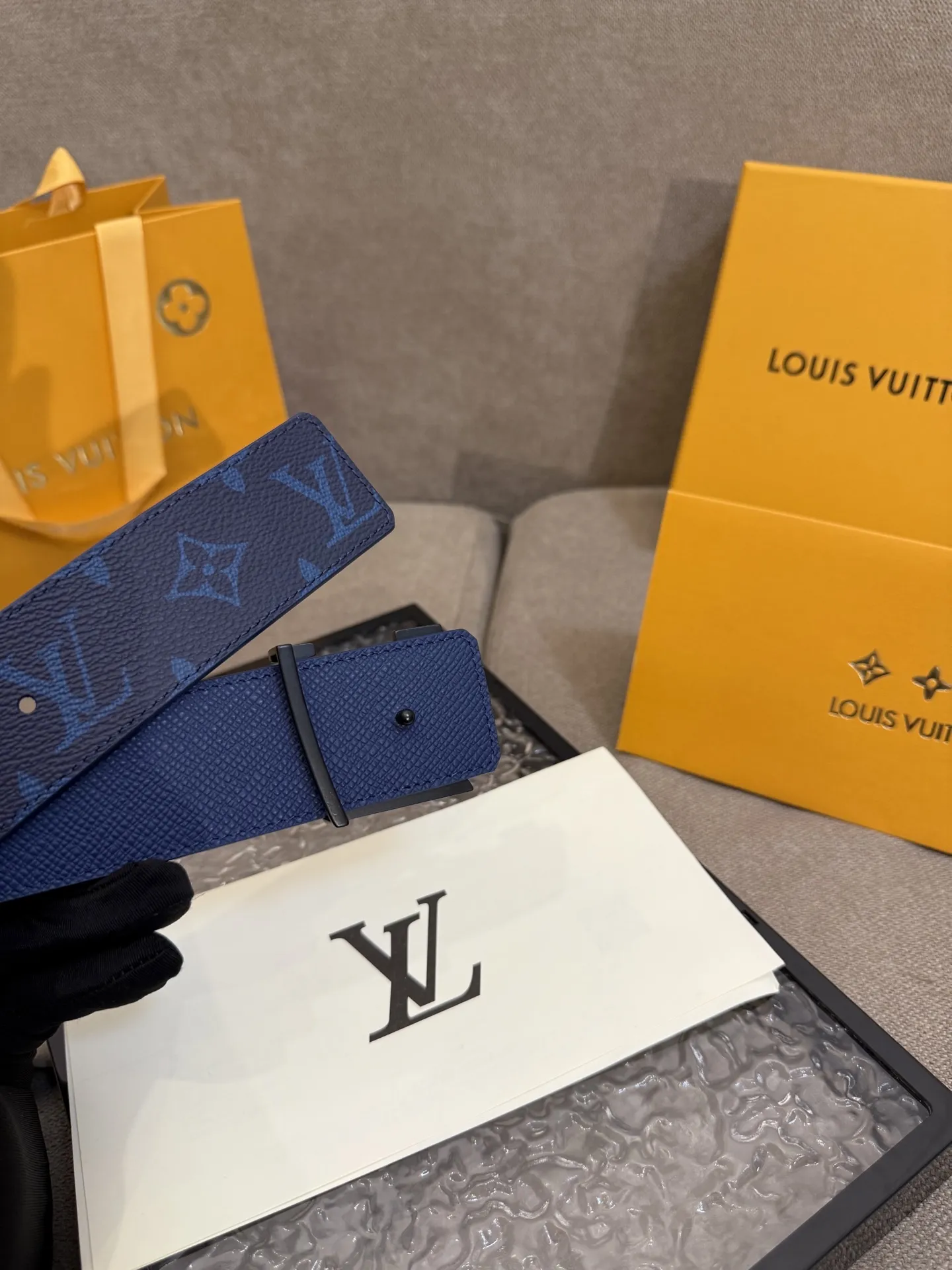 LOUIS VUITTON 新作ブルーベルトレザー付き - 画像 (6)