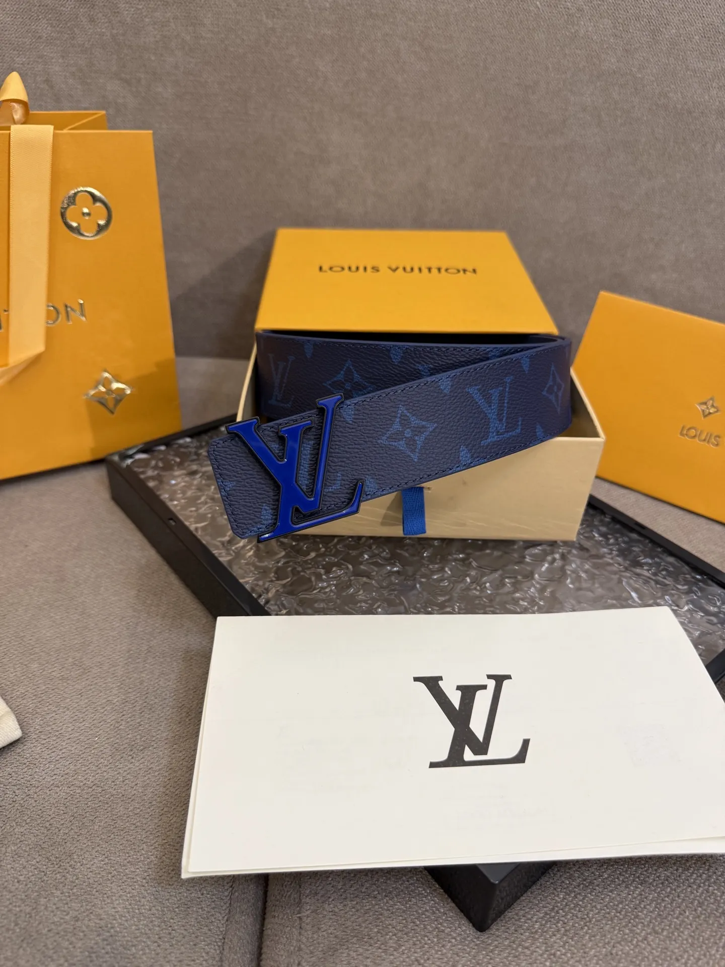 LOUIS VUITTON 新作ブルーベルトレザー付き - 画像 (7)