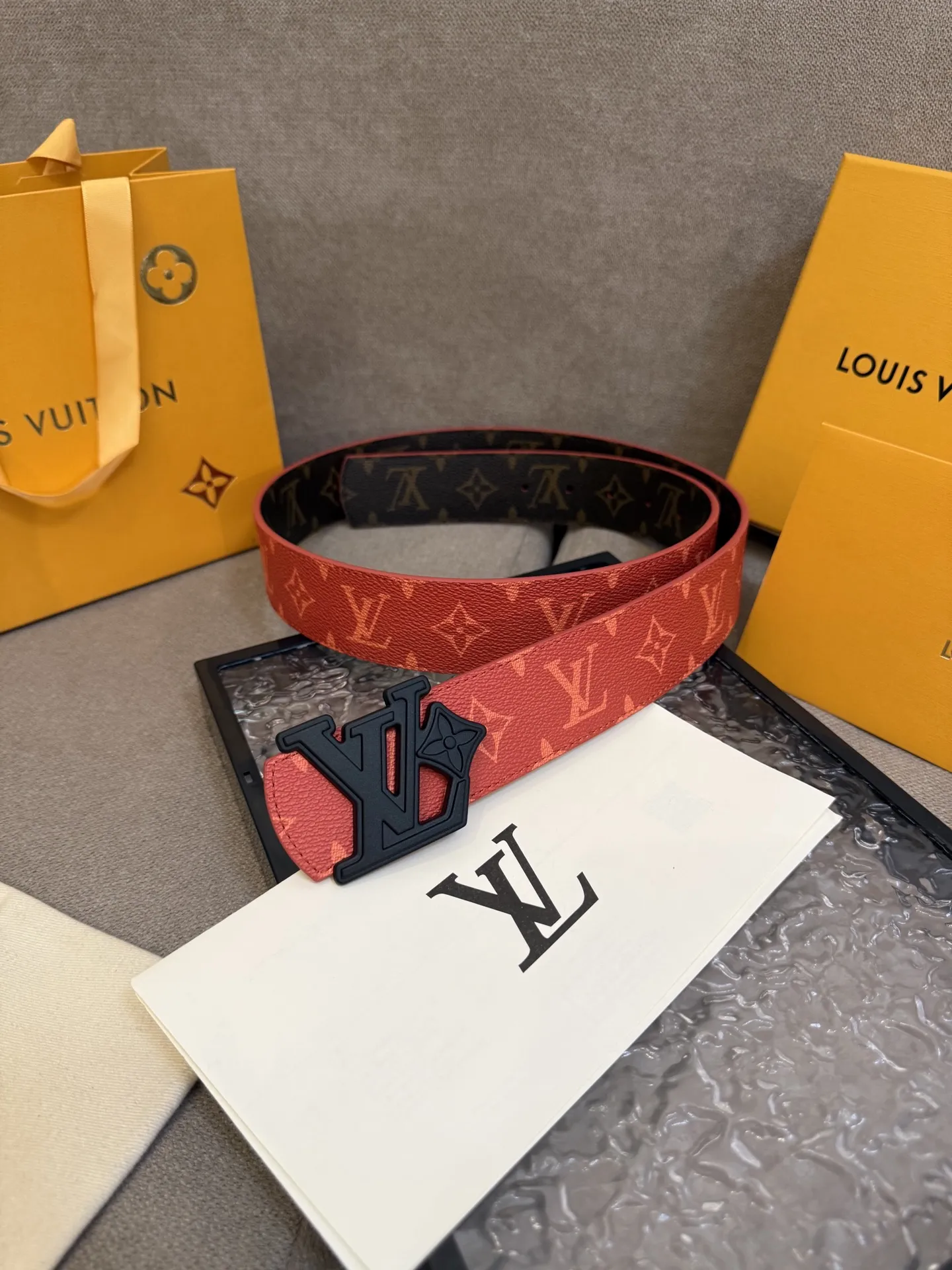 LOUIS VUITTON 新作レッドモノグラムベルト - 画像 (3)