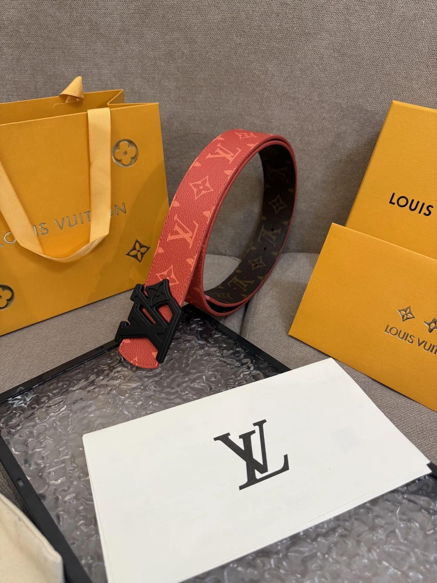 LOUIS VUITTON 新作レッドモノグラムベルト - 画像 (4)