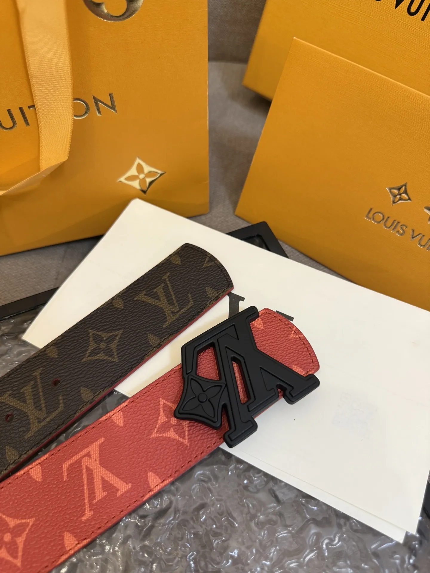 LOUIS VUITTON 新作レッドモノグラムベルト - 画像 (5)