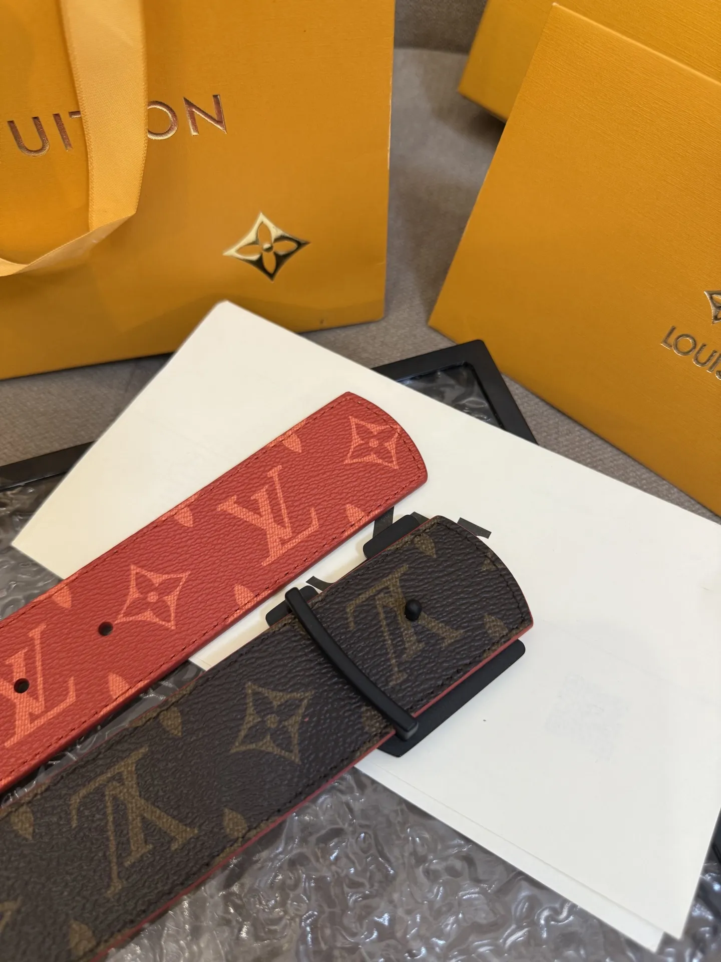 LOUIS VUITTON 新作レッドモノグラムベルト - 画像 (6)