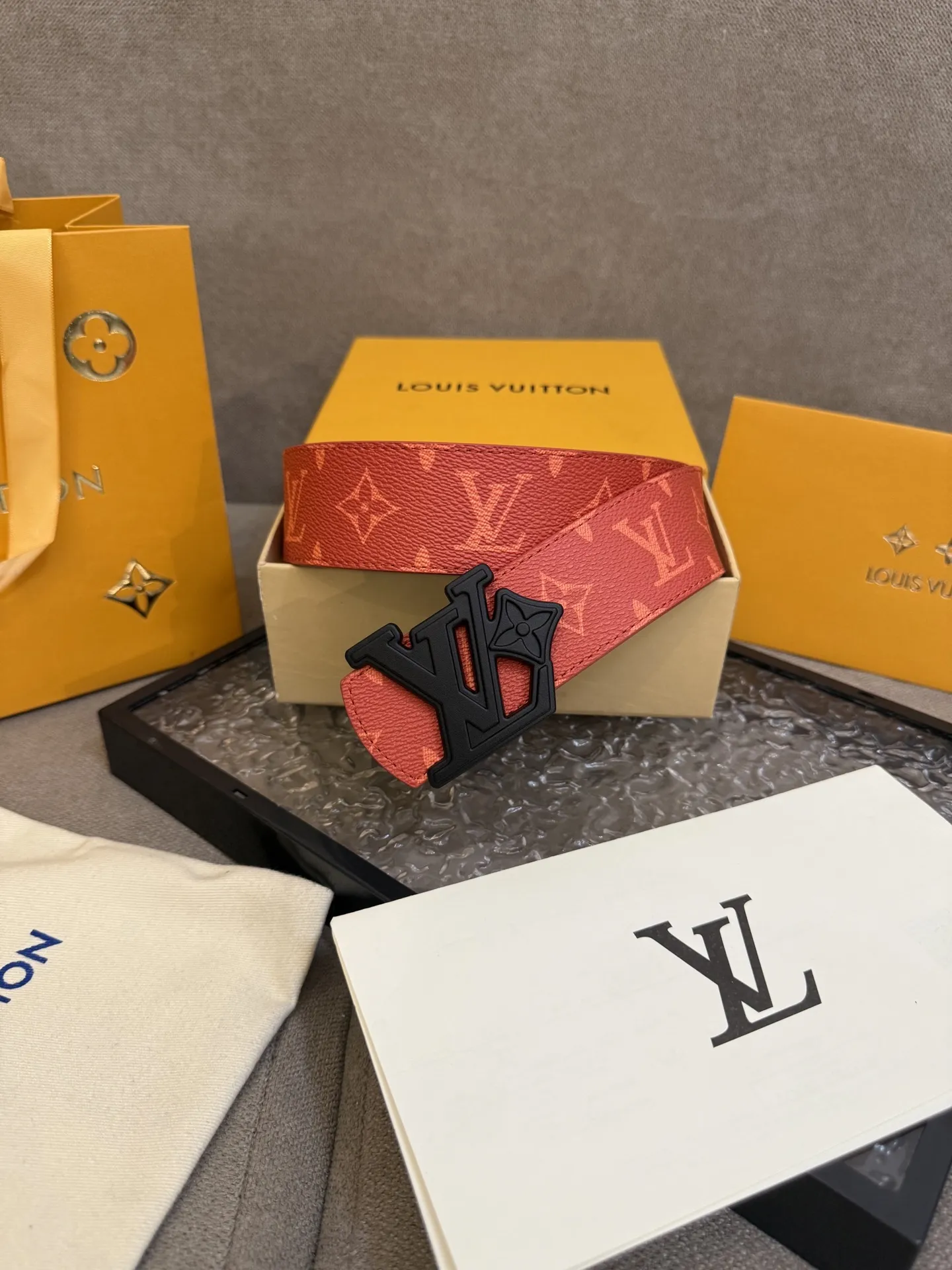 LOUIS VUITTON 新作レッドモノグラムベルト - 画像 (7)