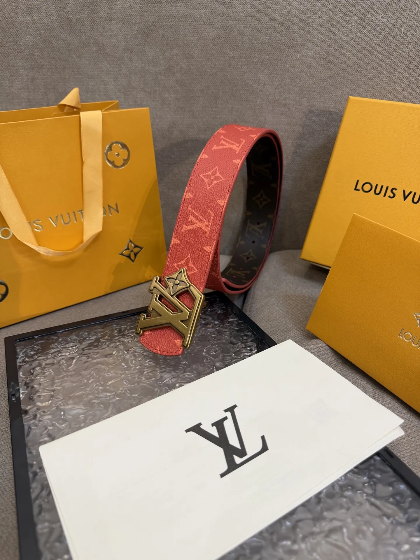 LOUIS VUITTON 新作レッドMonogramベルト - 画像 (4)