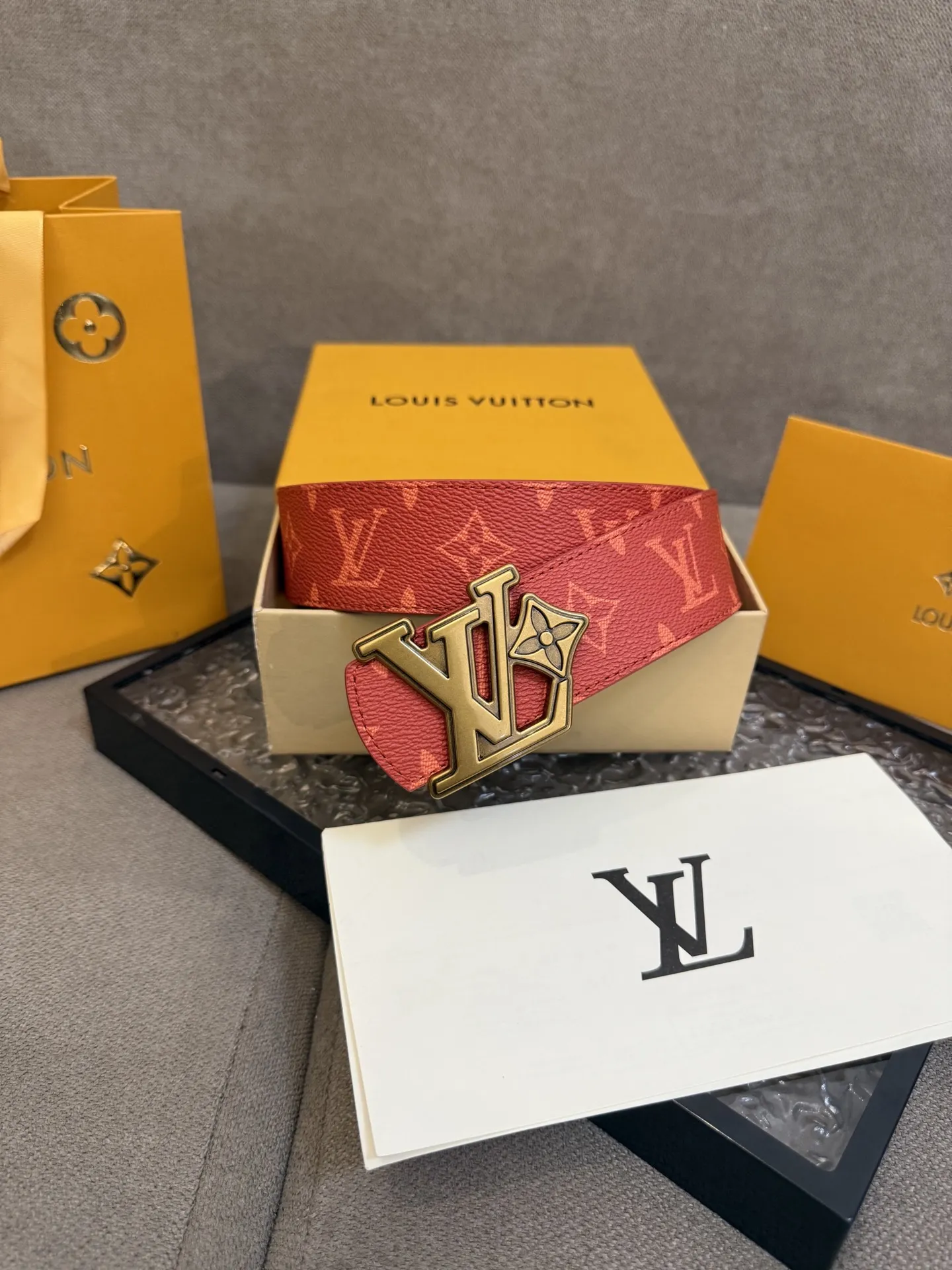 LOUIS VUITTON 新作レッドMonogramベルト - 画像 (7)