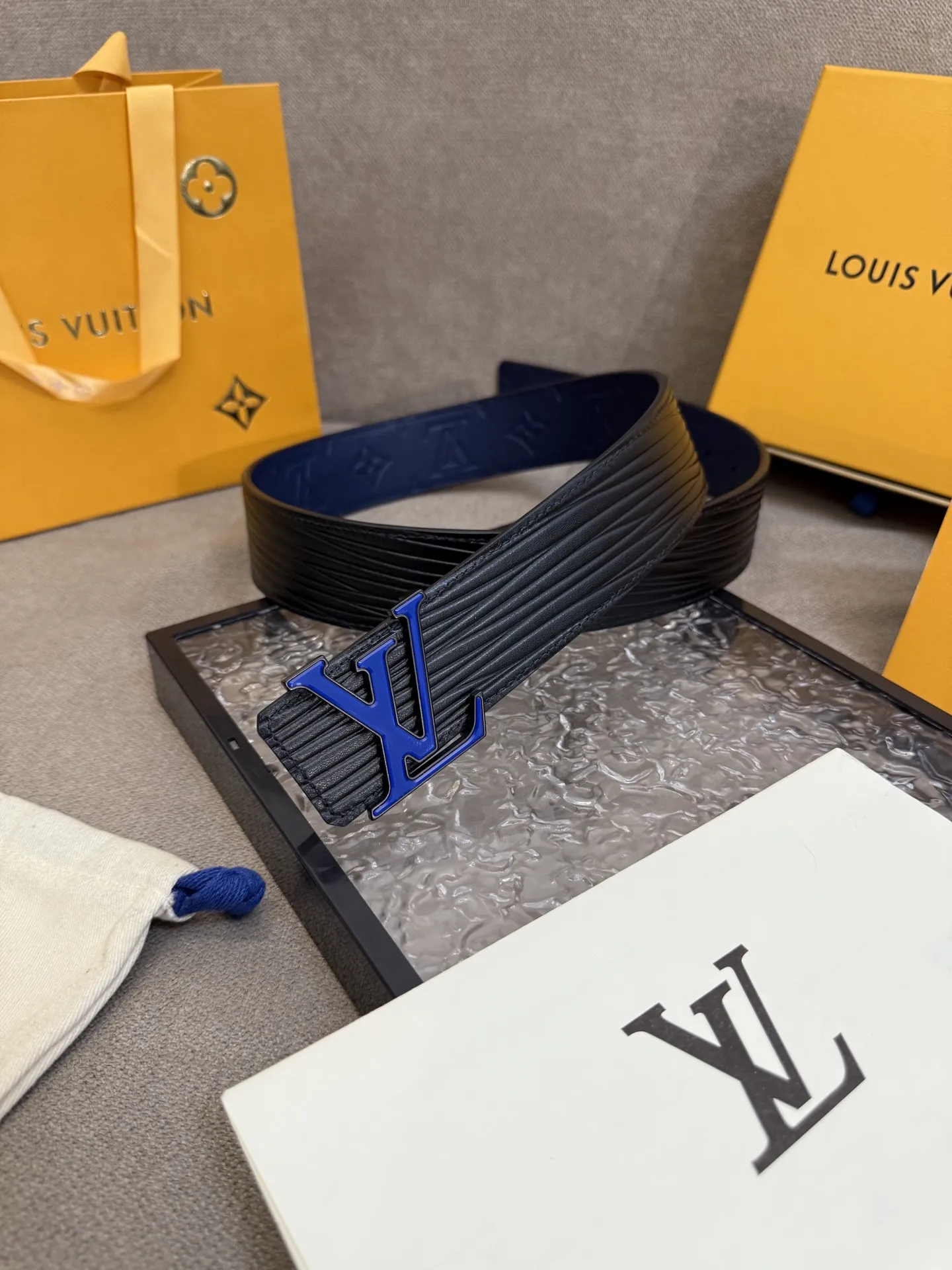 LOUIS VUITTON 新作ブルーベルトダブルフェイス - 画像 (3)