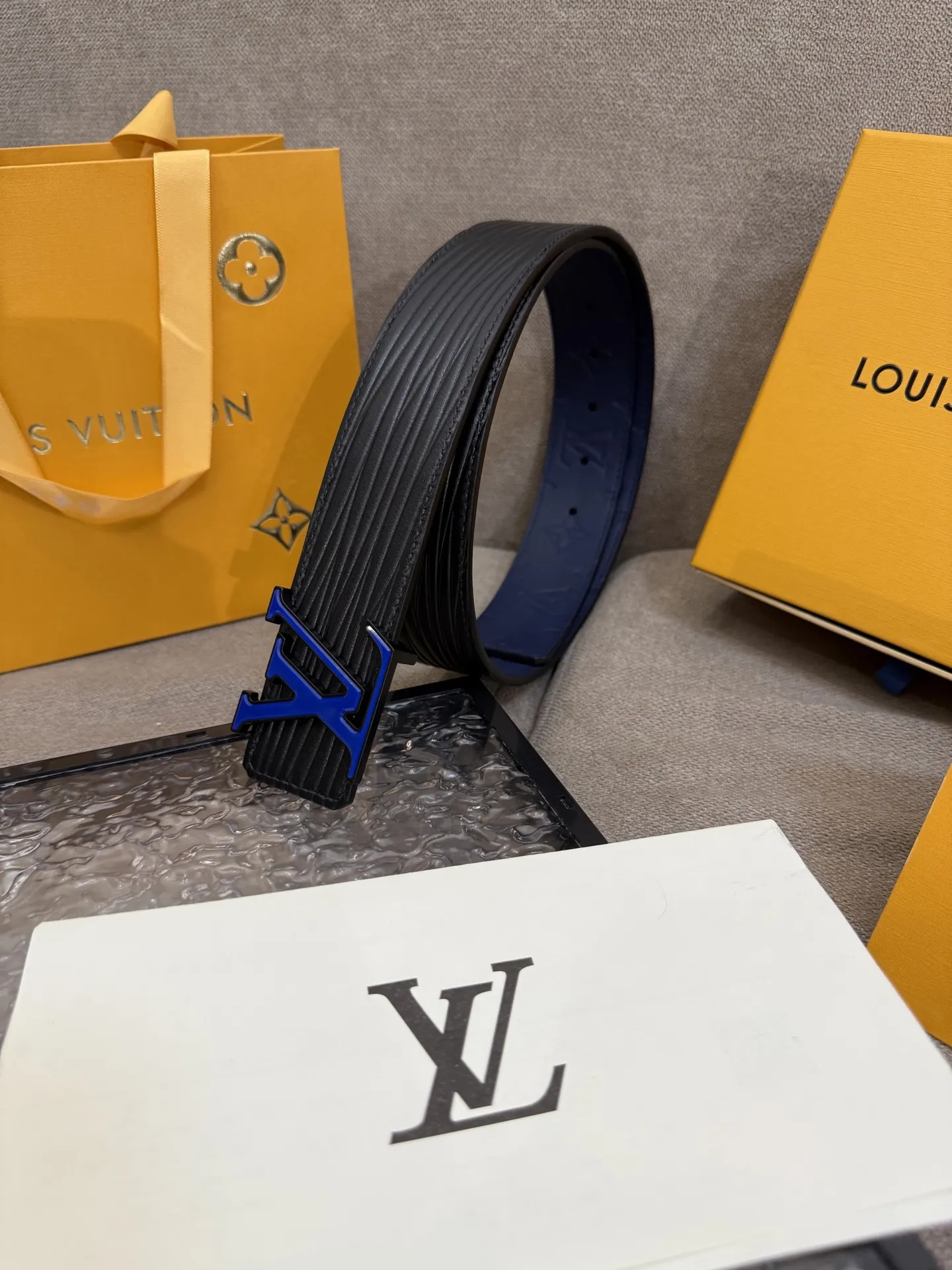 LOUIS VUITTON 新作ブルーベルトダブルフェイス - 画像 (4)