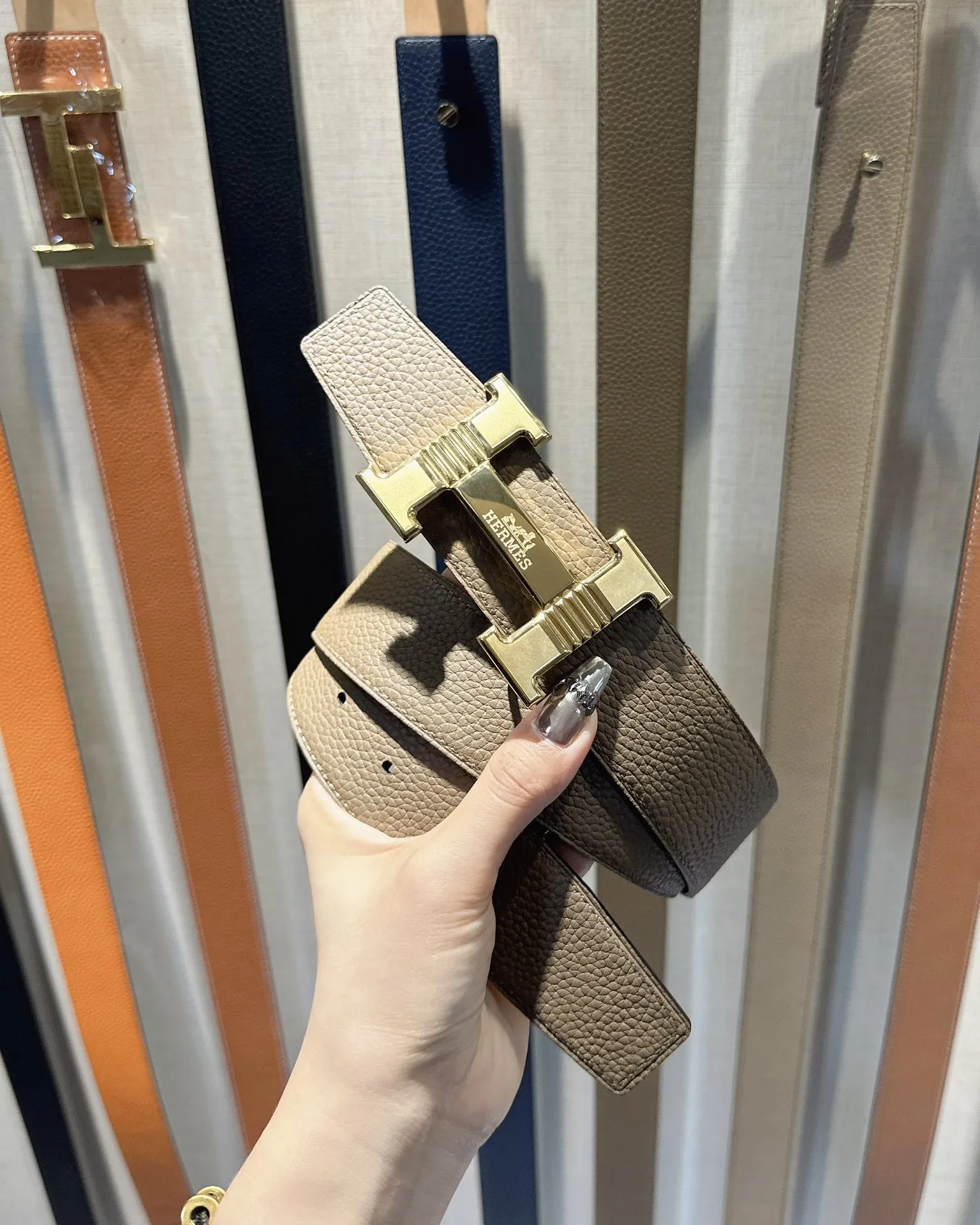 エルメス新作ベージュレザーベルトH型バックル