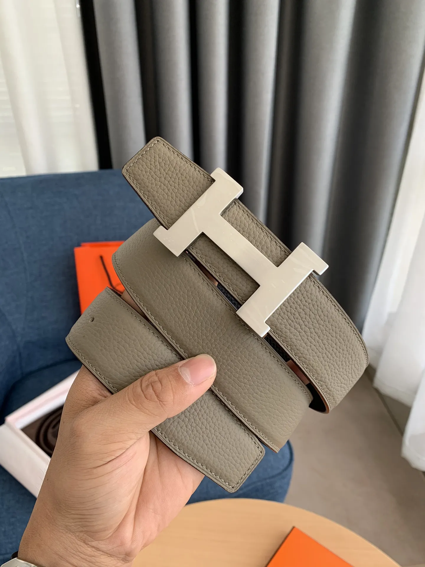 Hermès新作コンステンスベルトグレー革リバーシブル
