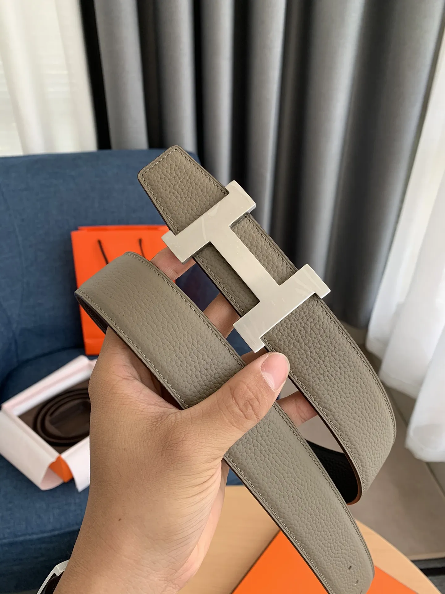 Hermès新作コンステンスベルトグレー革リバーシブル - 画像 (3)