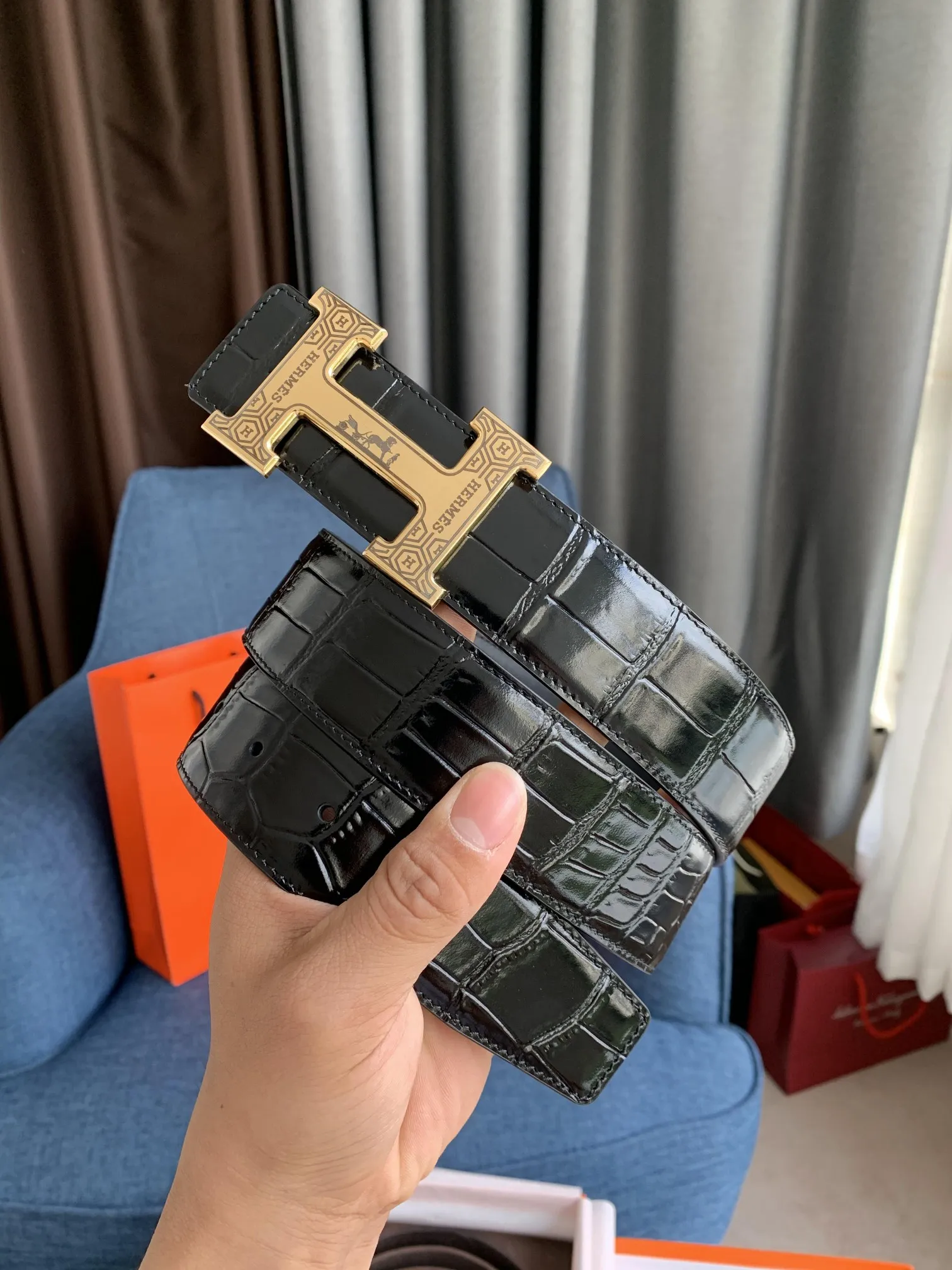 エルメス新作コンステンスベルト黒革リバーシブル