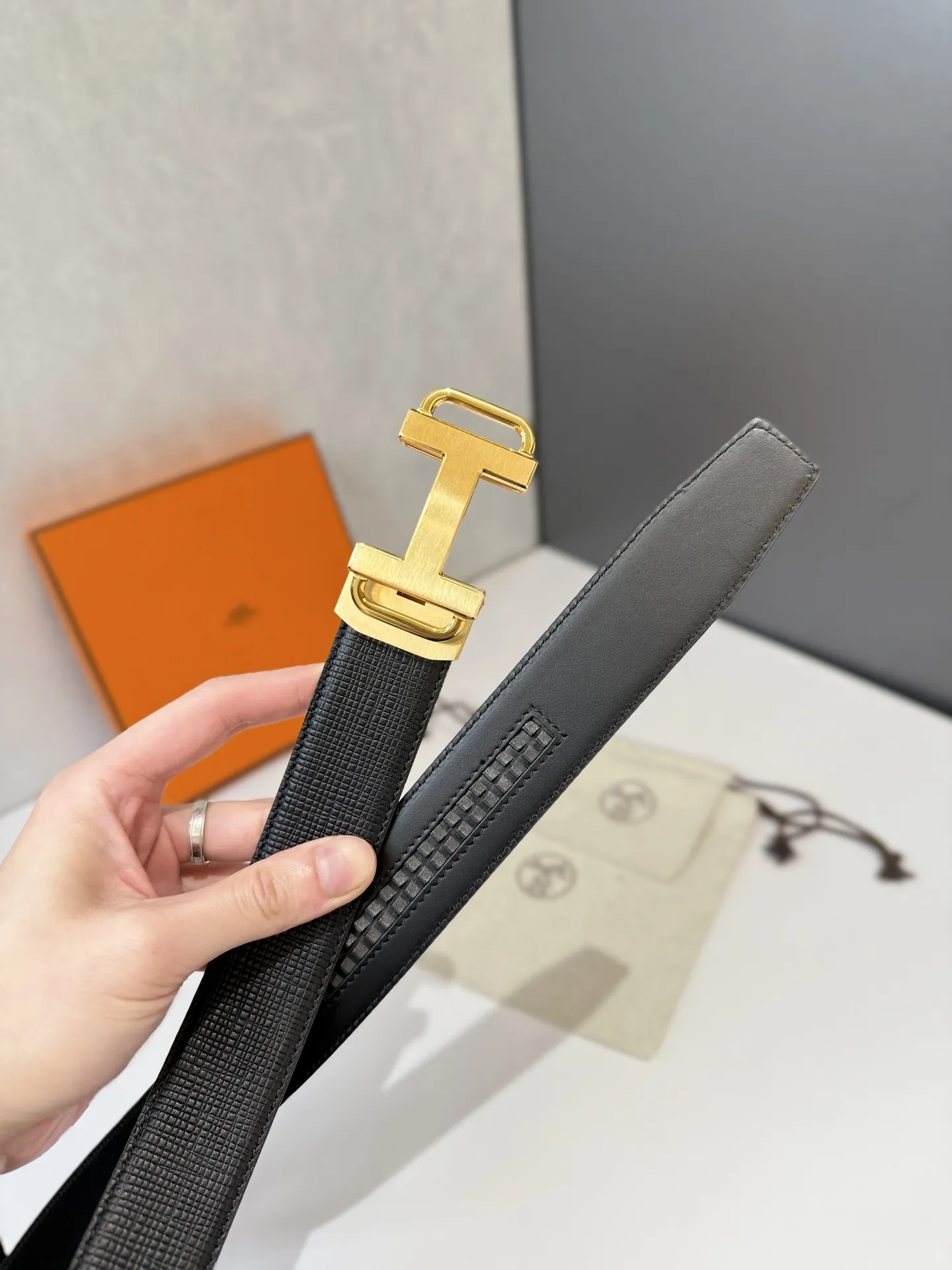 エルメス ブラックレザー自動平滑扣ベルト - 画像 (4)