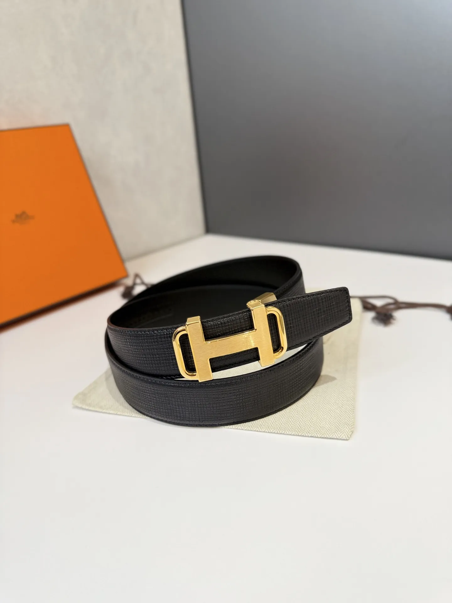 エルメス ブラックレザー自動平滑扣ベルト - 画像 (6)