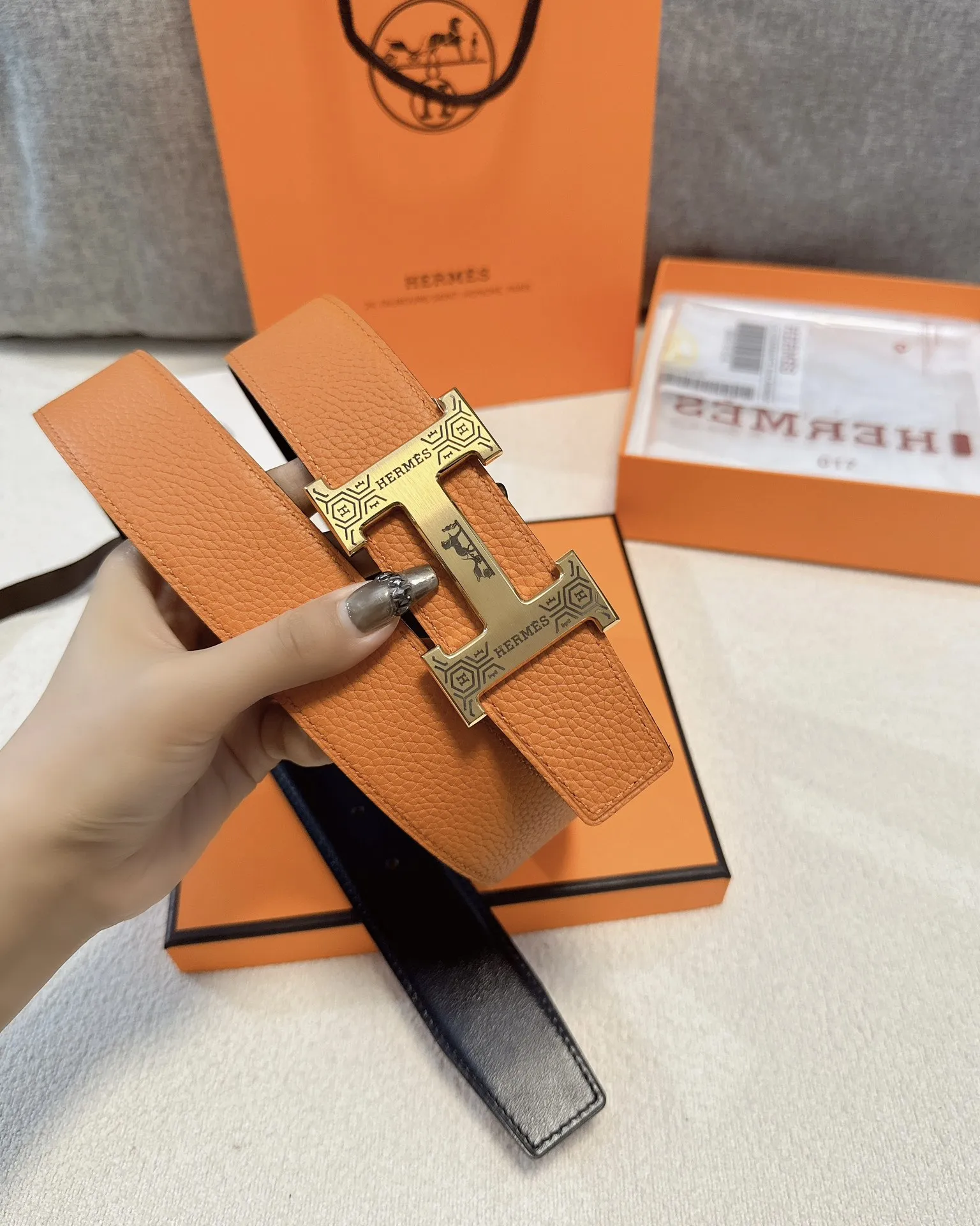 エルメス新作オレンジレザーベルト