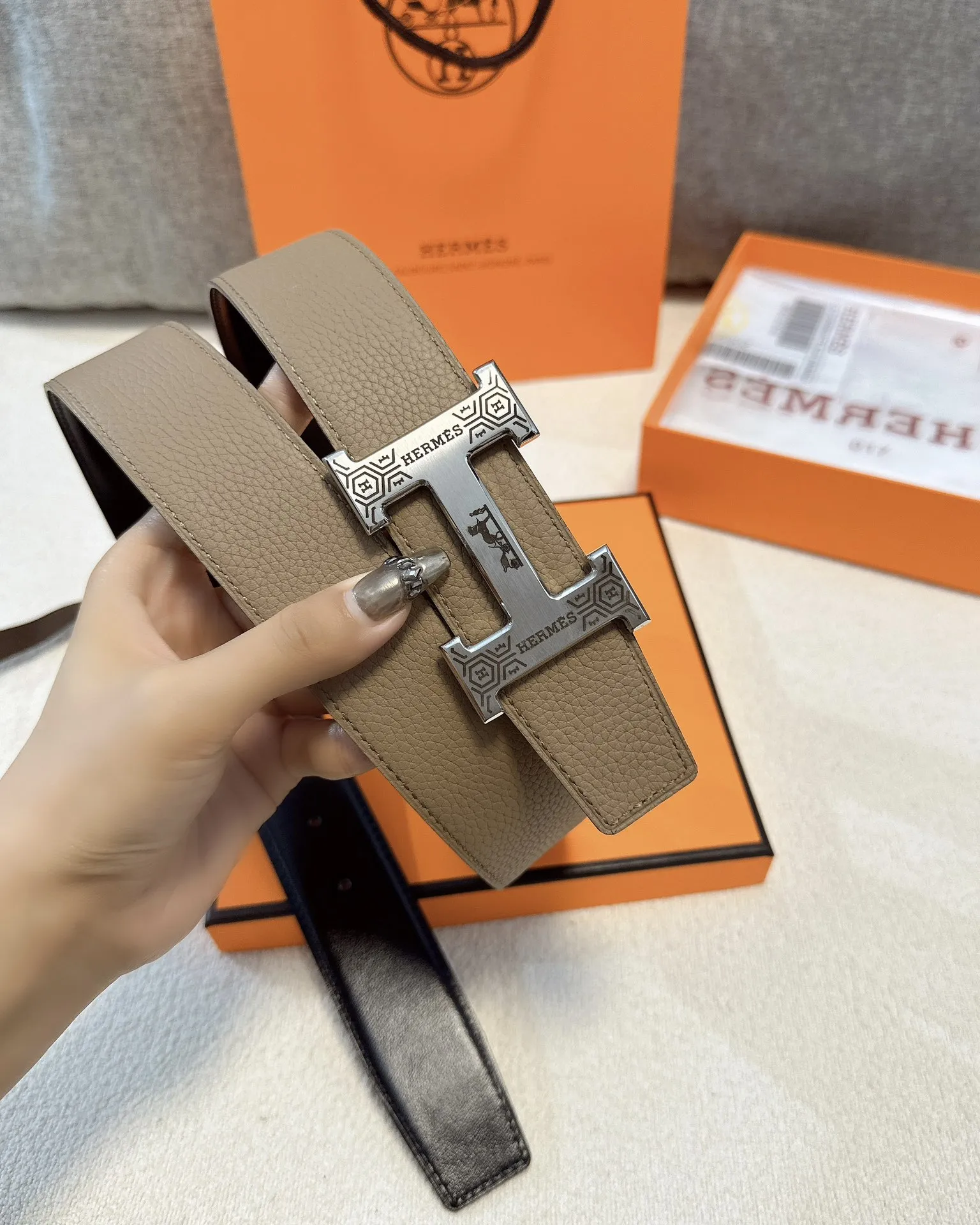 エルメス新作ベージュレザーベルトHバックル