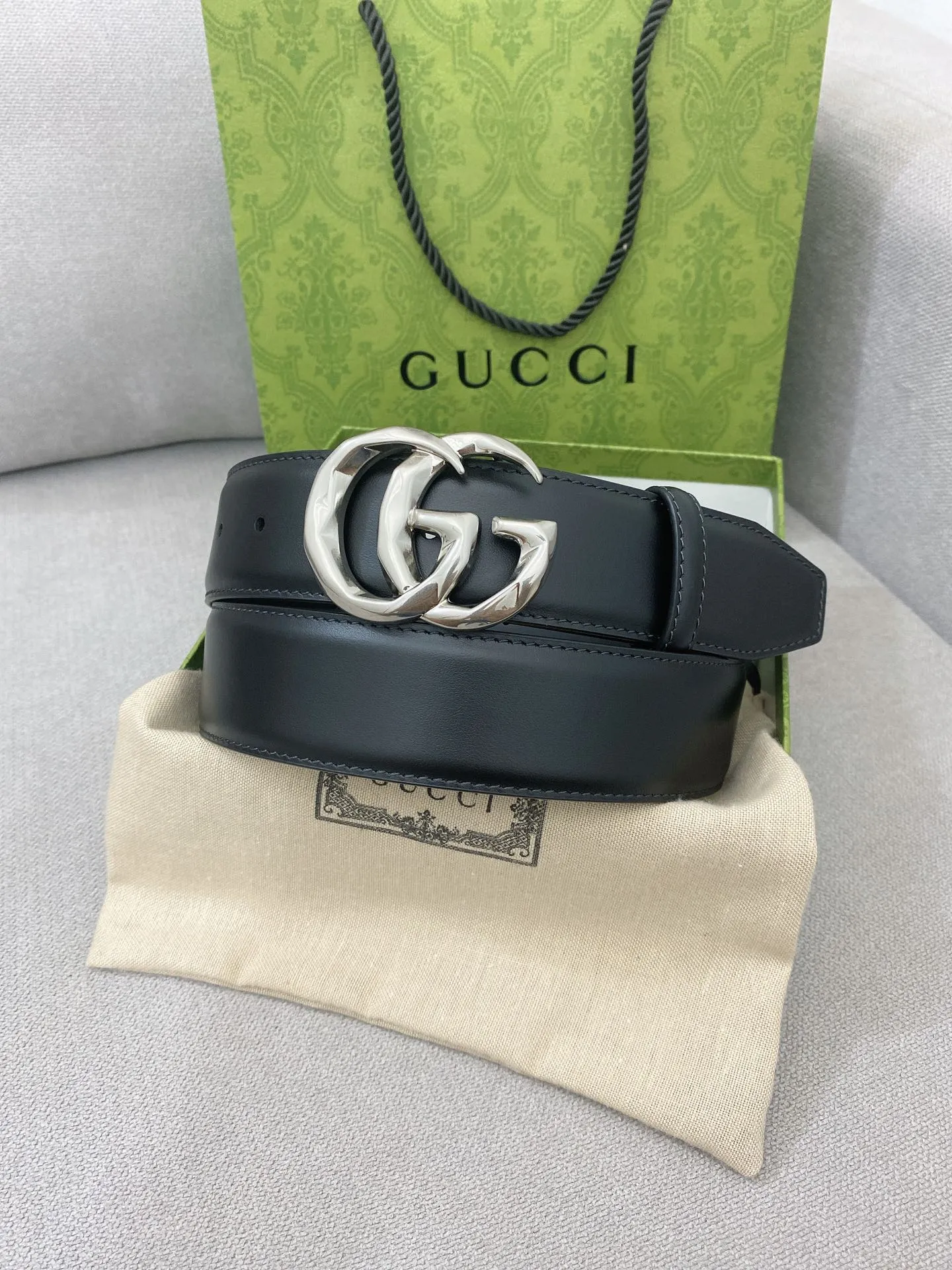 Gucci新作黒ベルトシンプルデザイン