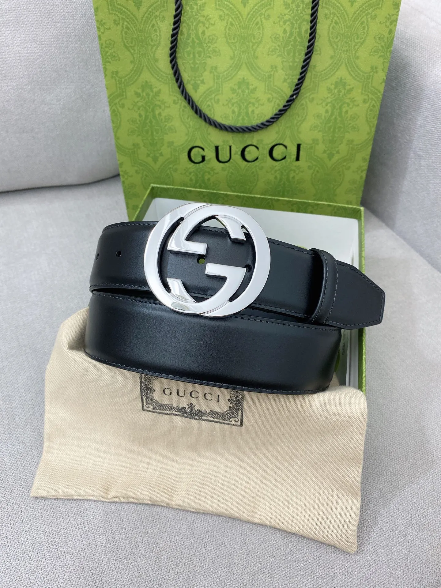 Gucci新作黒ベルトシンプルデザイン