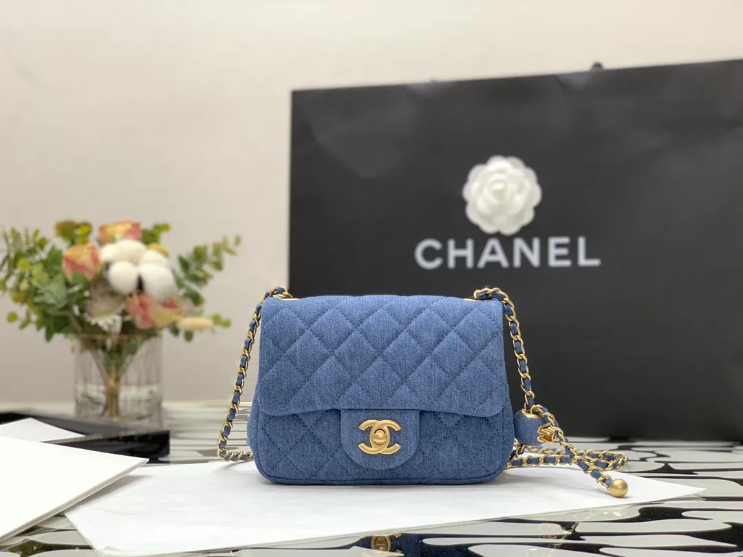 CHANEL ブルー キルティング ミニバッグ