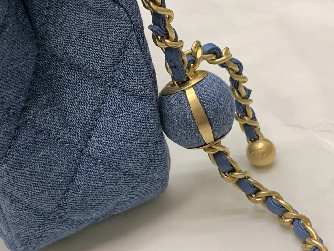 CHANEL ブルー デニム ミニバッグ - 画像 (4)