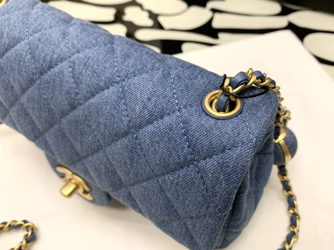 CHANEL ブルー デニム ミニバッグ - 画像 (5)