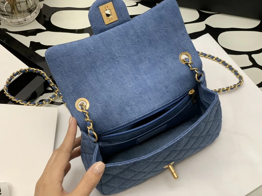 CHANEL ブルー デニム ミニバッグ - 画像 (9)