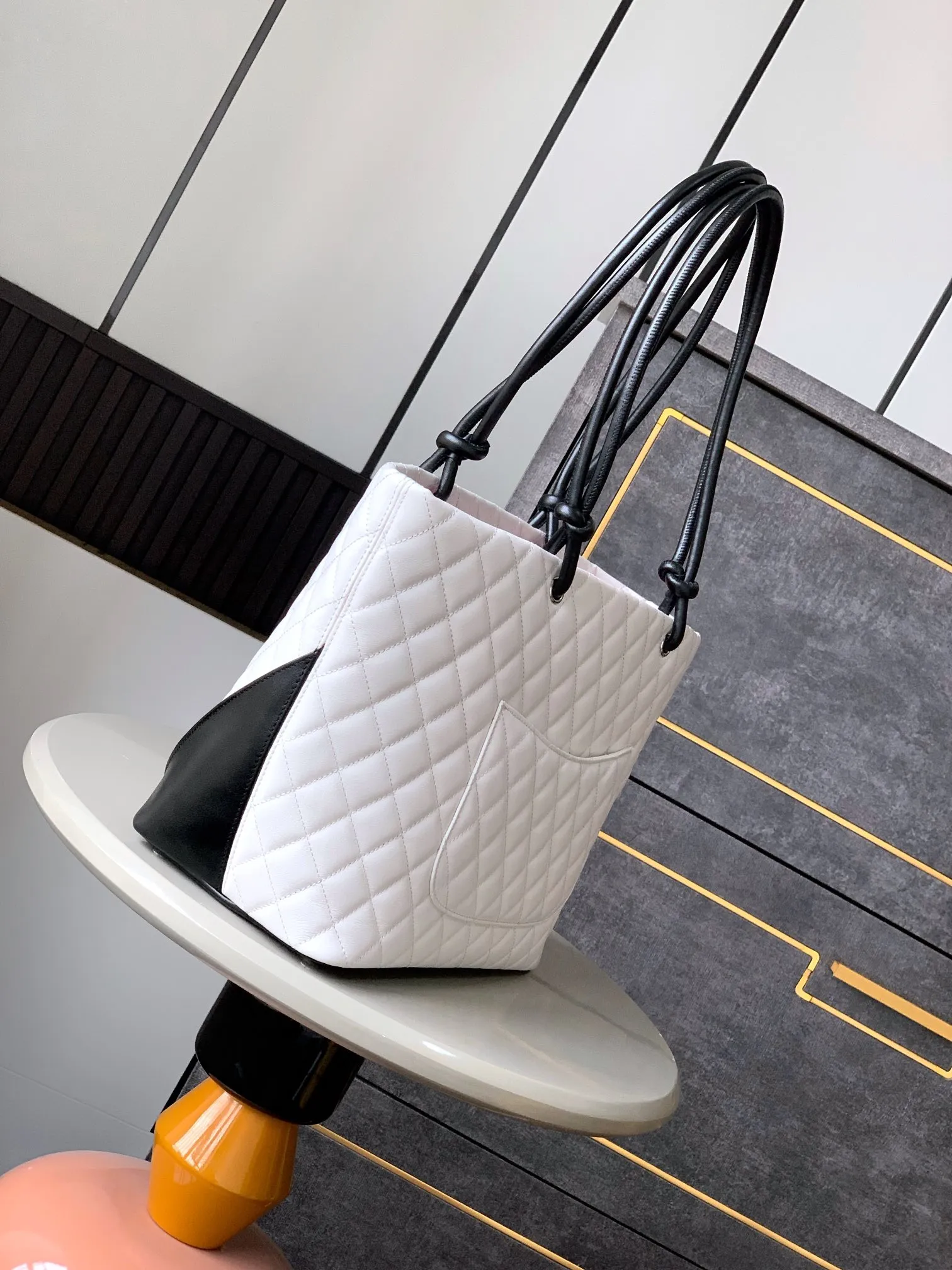 CHANEL トートバッグ 白黒 大型パンダ柄 - 画像 (3)