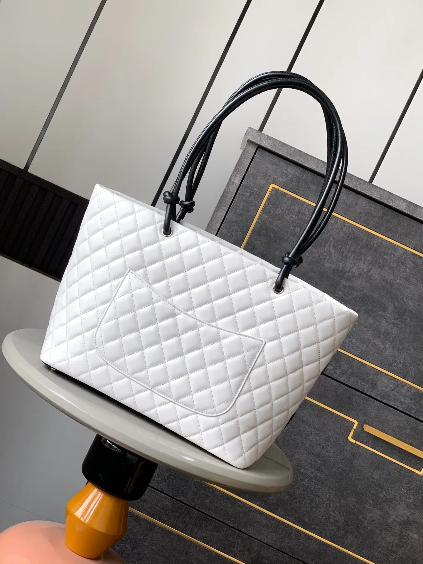 CHANEL トートバッグ 白黒 大型パンダ柄 - 画像 (4)