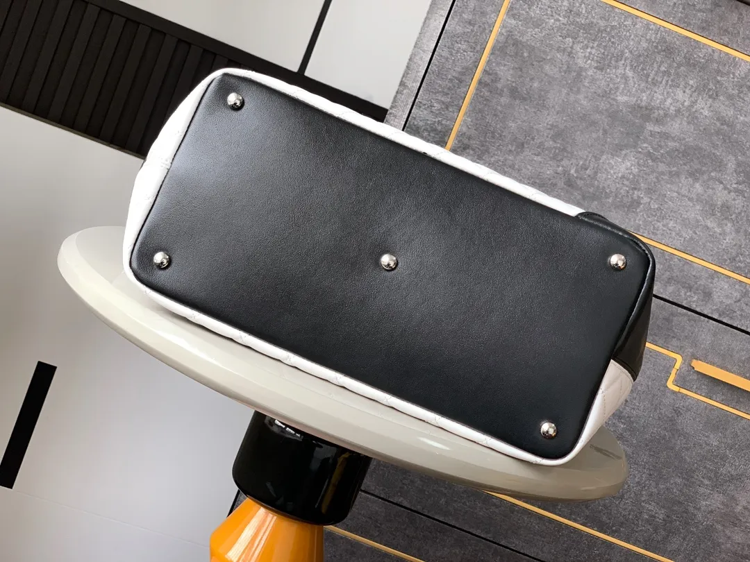 CHANEL トートバッグ 白黒 大型パンダ柄 - 画像 (5)