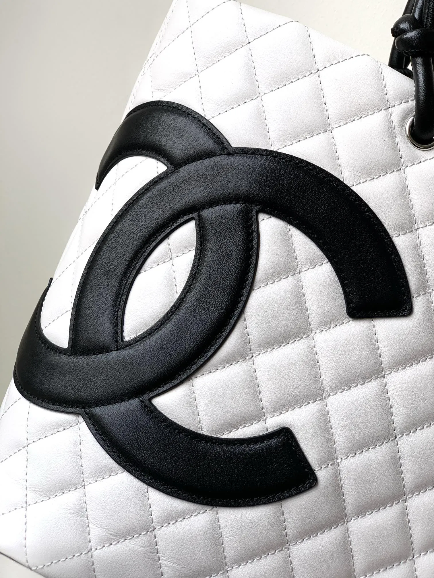 CHANEL トートバッグ 白黒 大型パンダ柄 - 画像 (6)