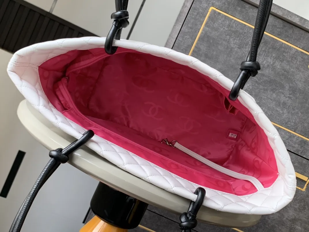 CHANEL トートバッグ 白黒 大型パンダ柄 - 画像 (9)