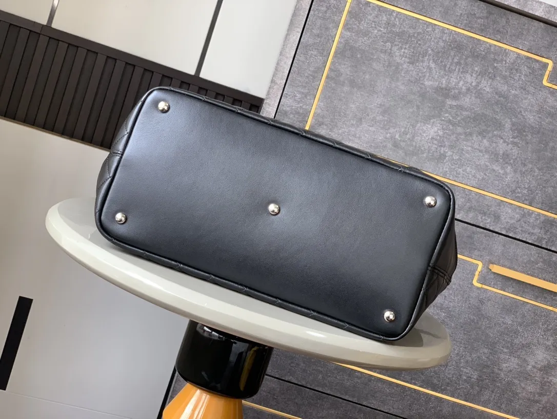 CHANELトートバッグ黒白パンダ柄大容量 - 画像 (5)